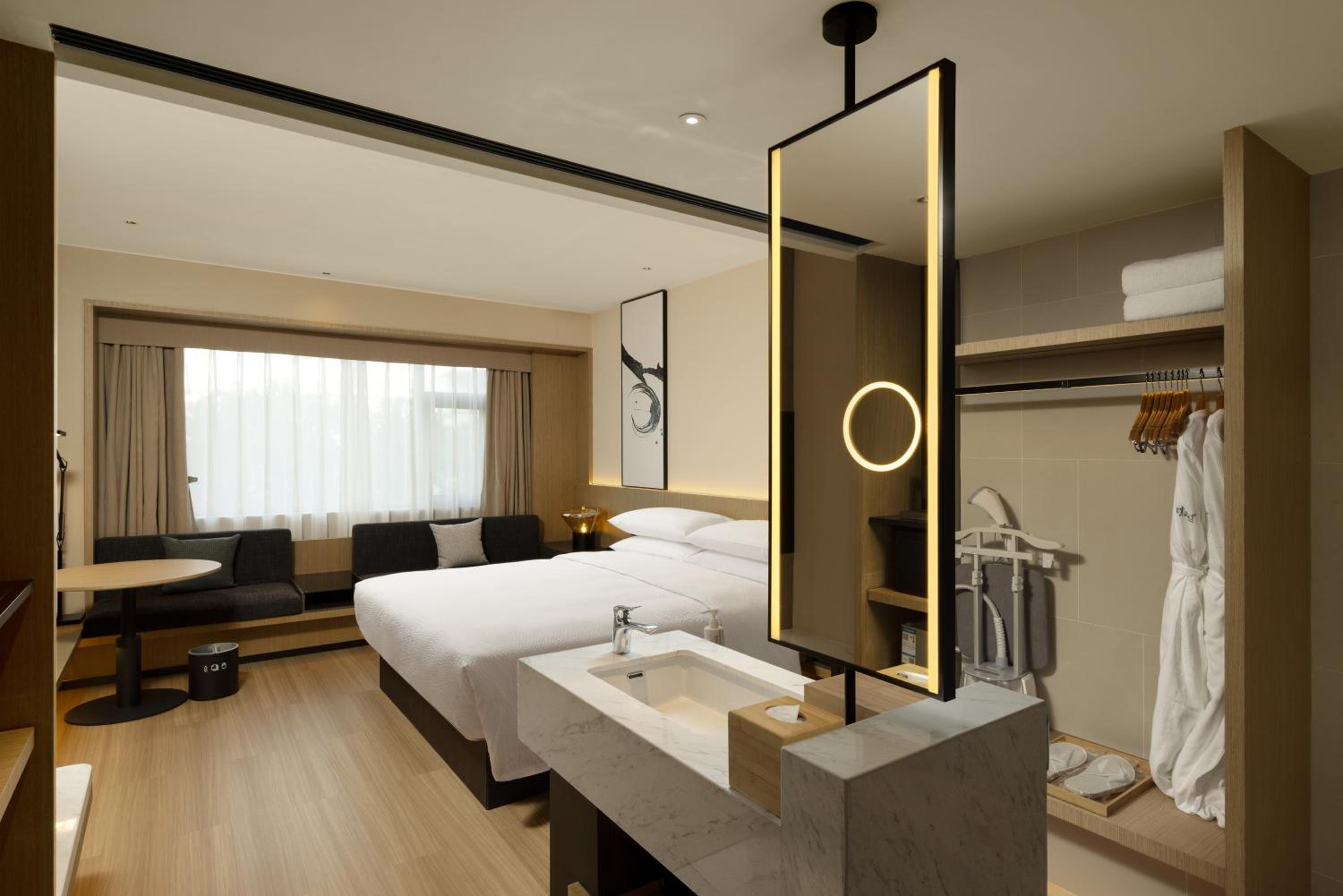 Premium King Room with City View photo 3