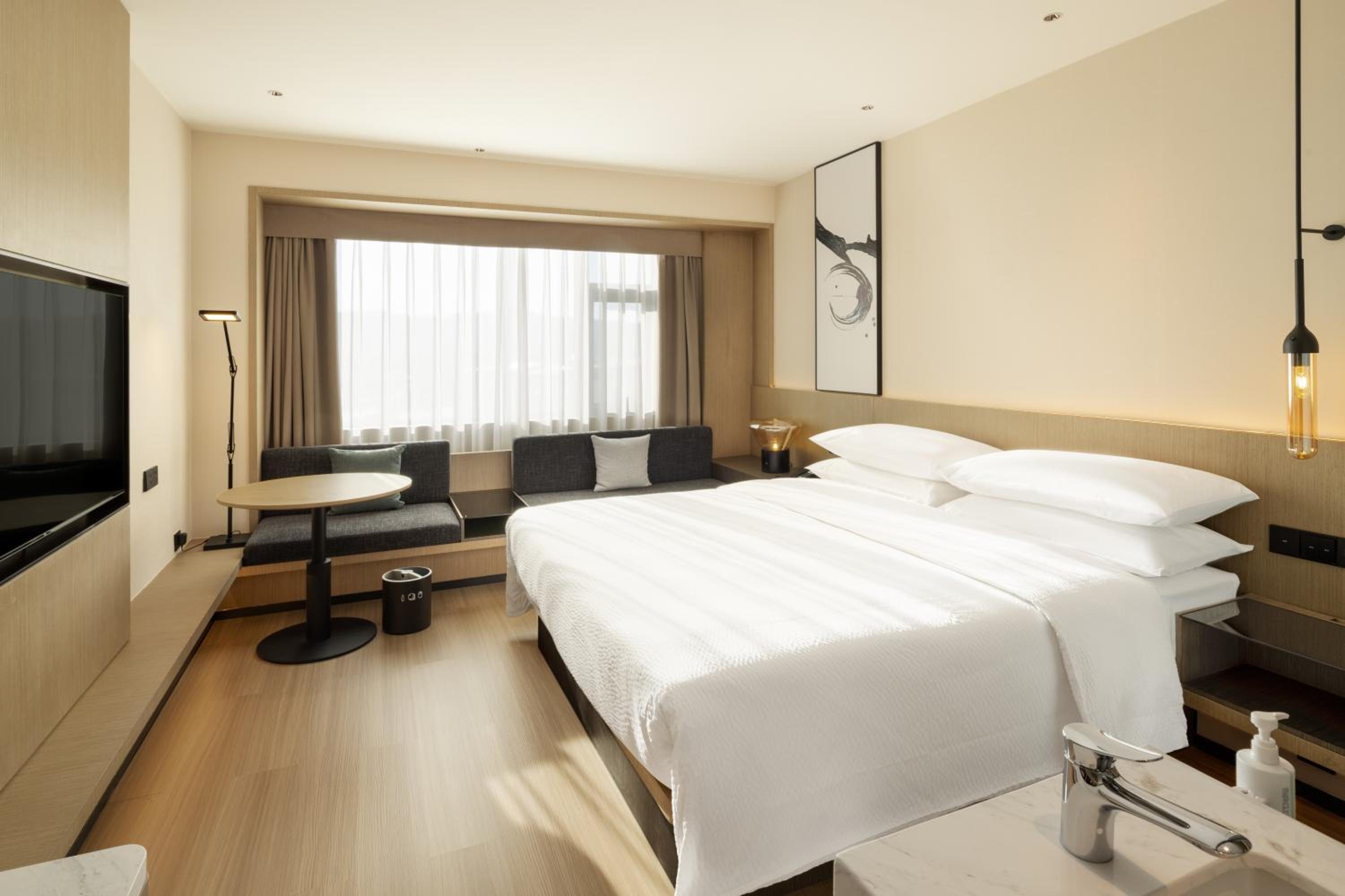 Standard King Room with City View photo 1
