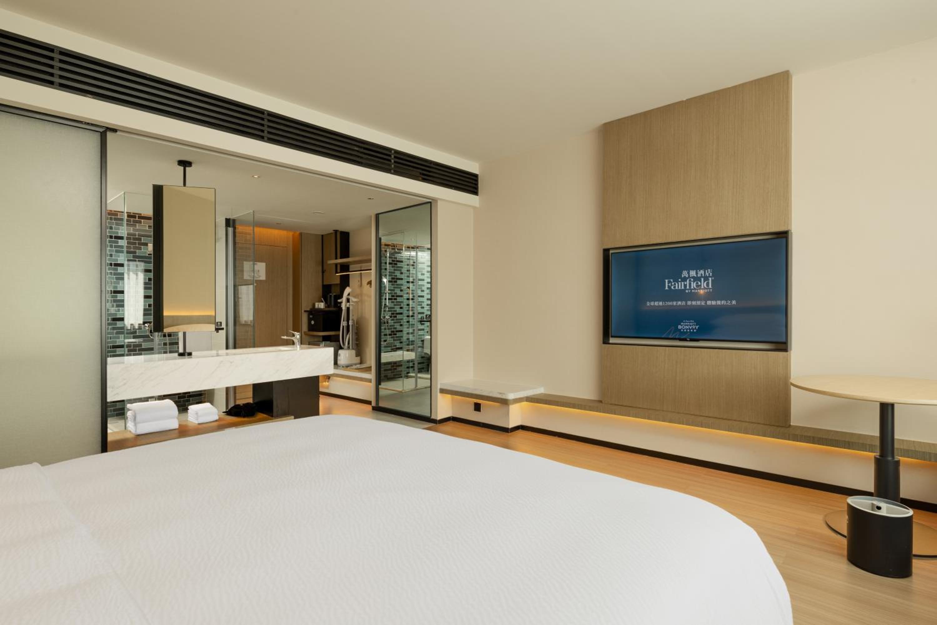 Standard King Room with City View photo 3
