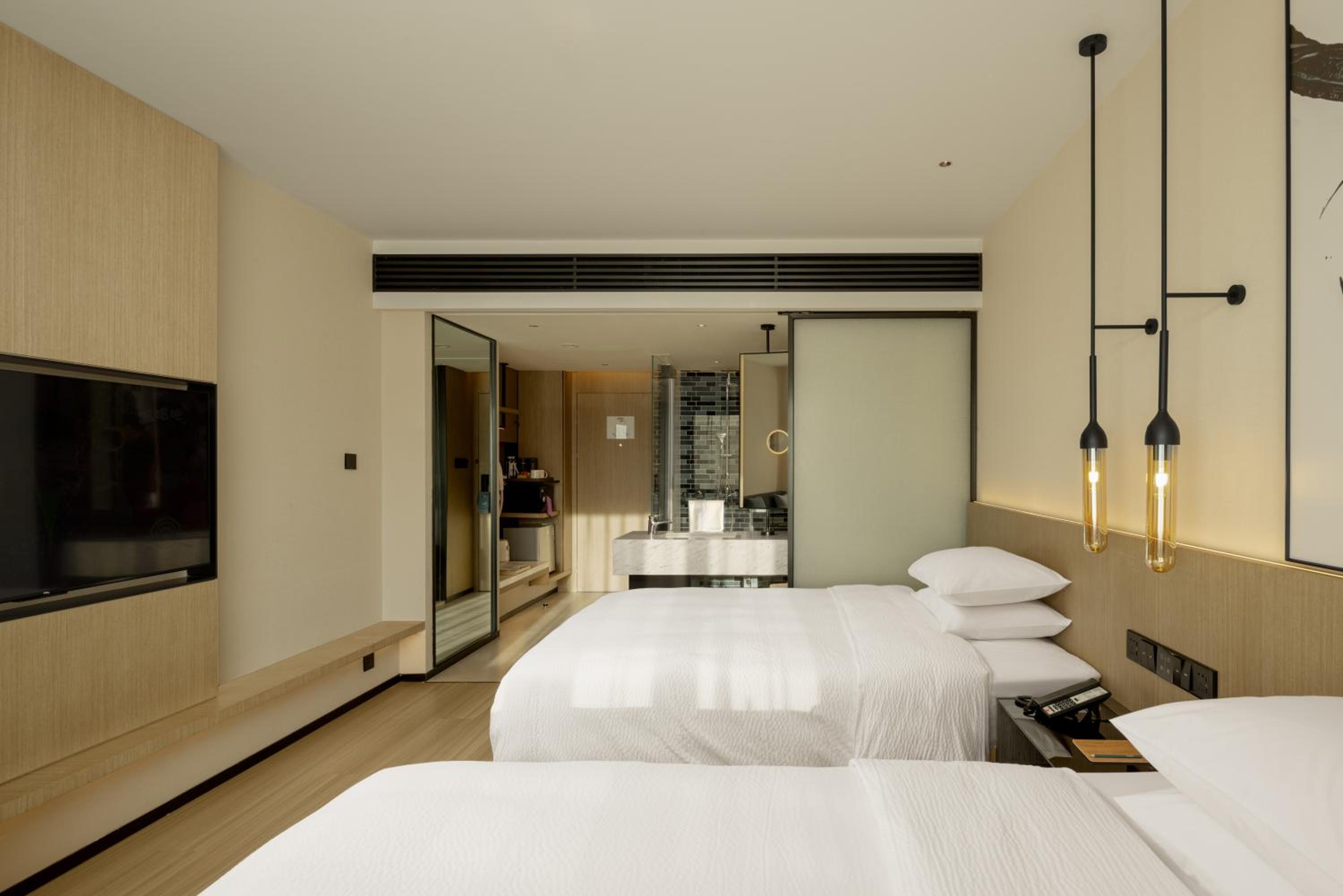 Superior Double Room with Two Twin Beds and City View photo 3