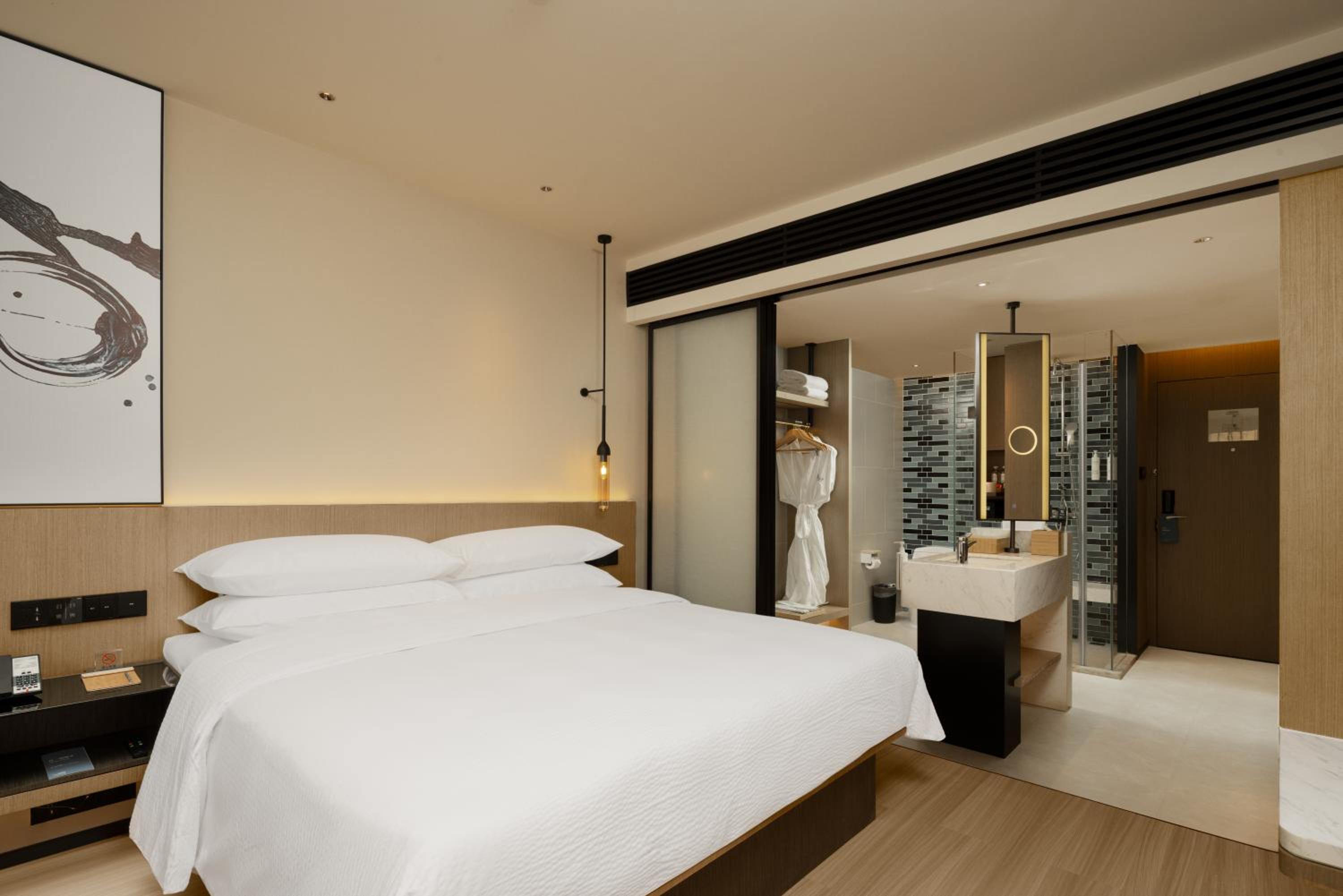 Superior King Room with City View photo 3