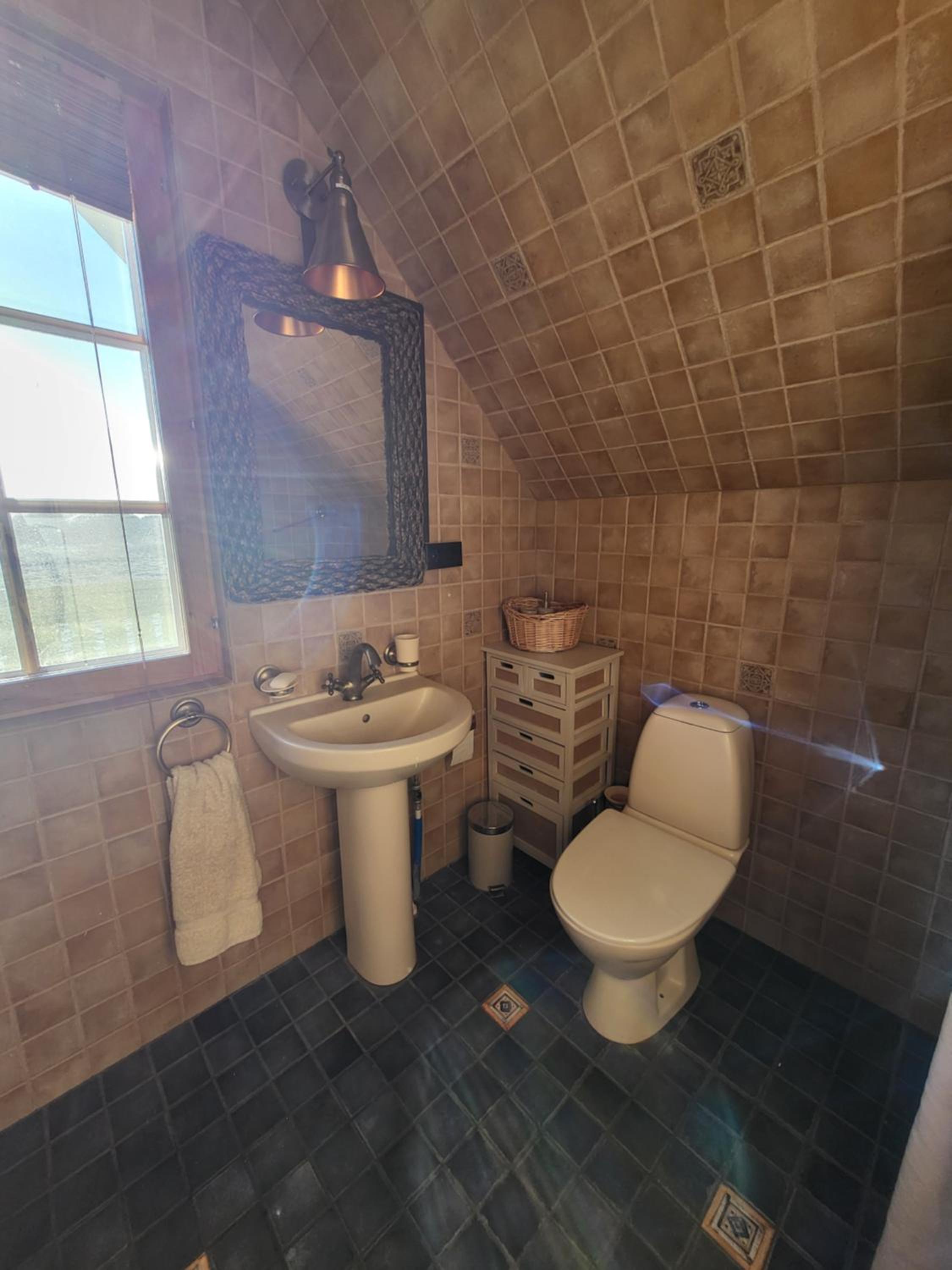 Five-Bedroom House photo 2