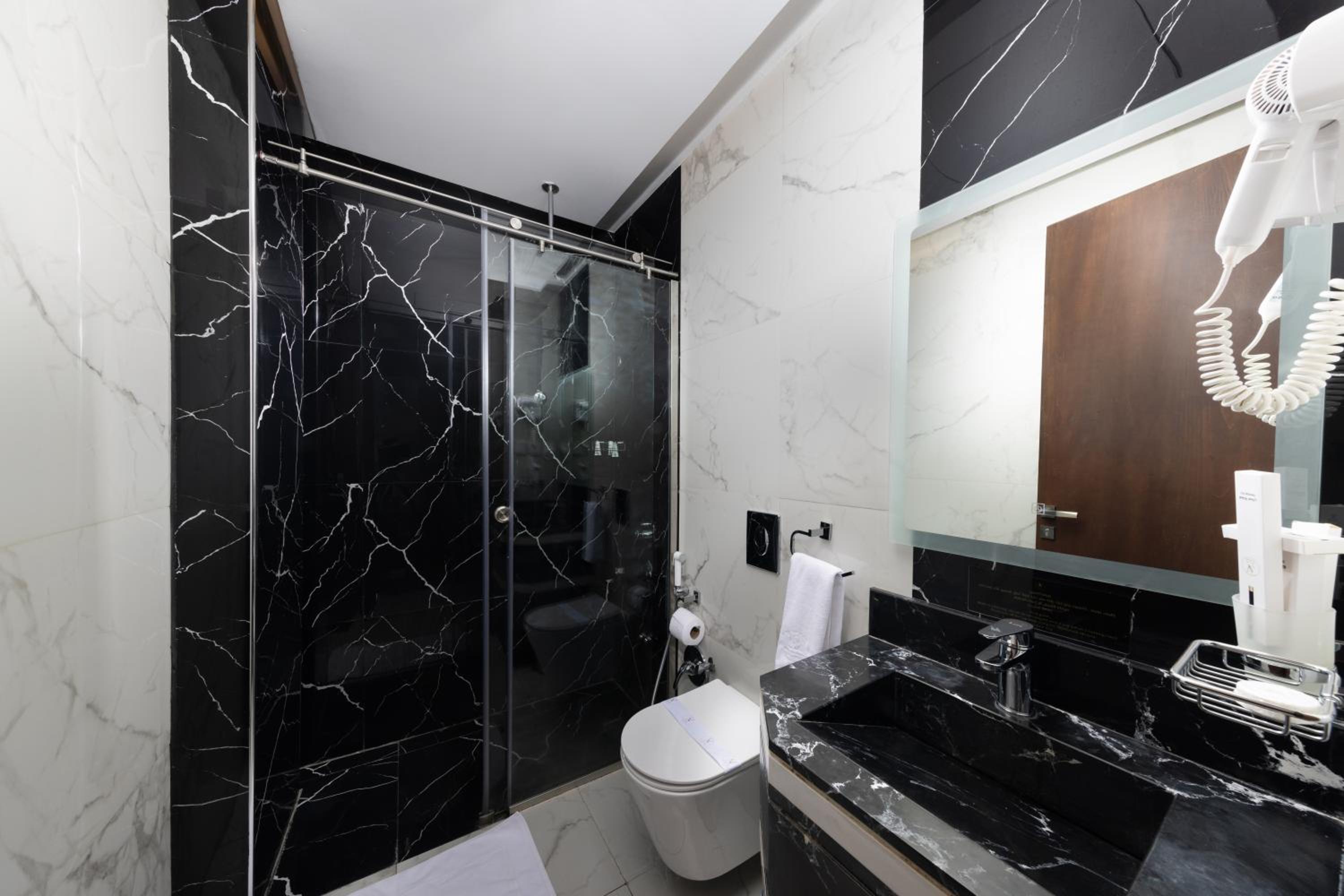 Suite with Spa Bath photo 3
