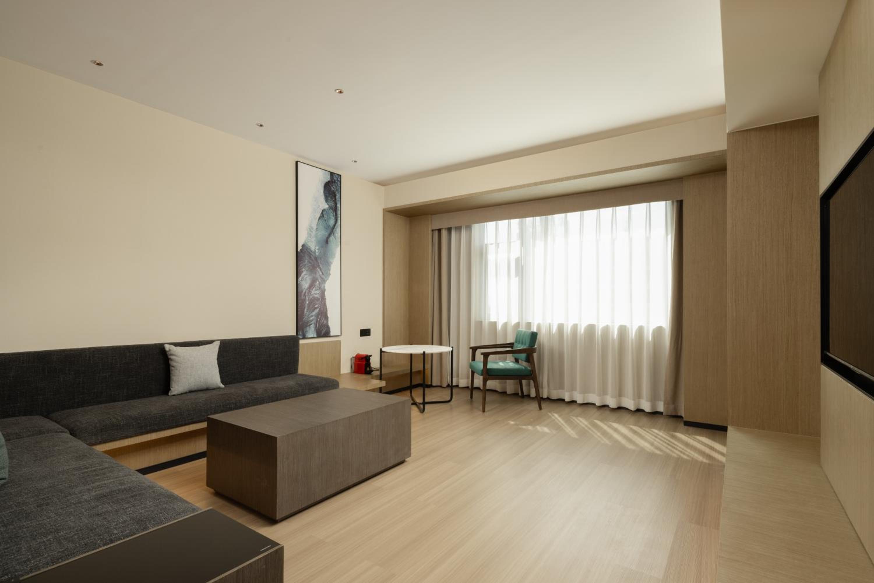 King Suite with City View photo 2