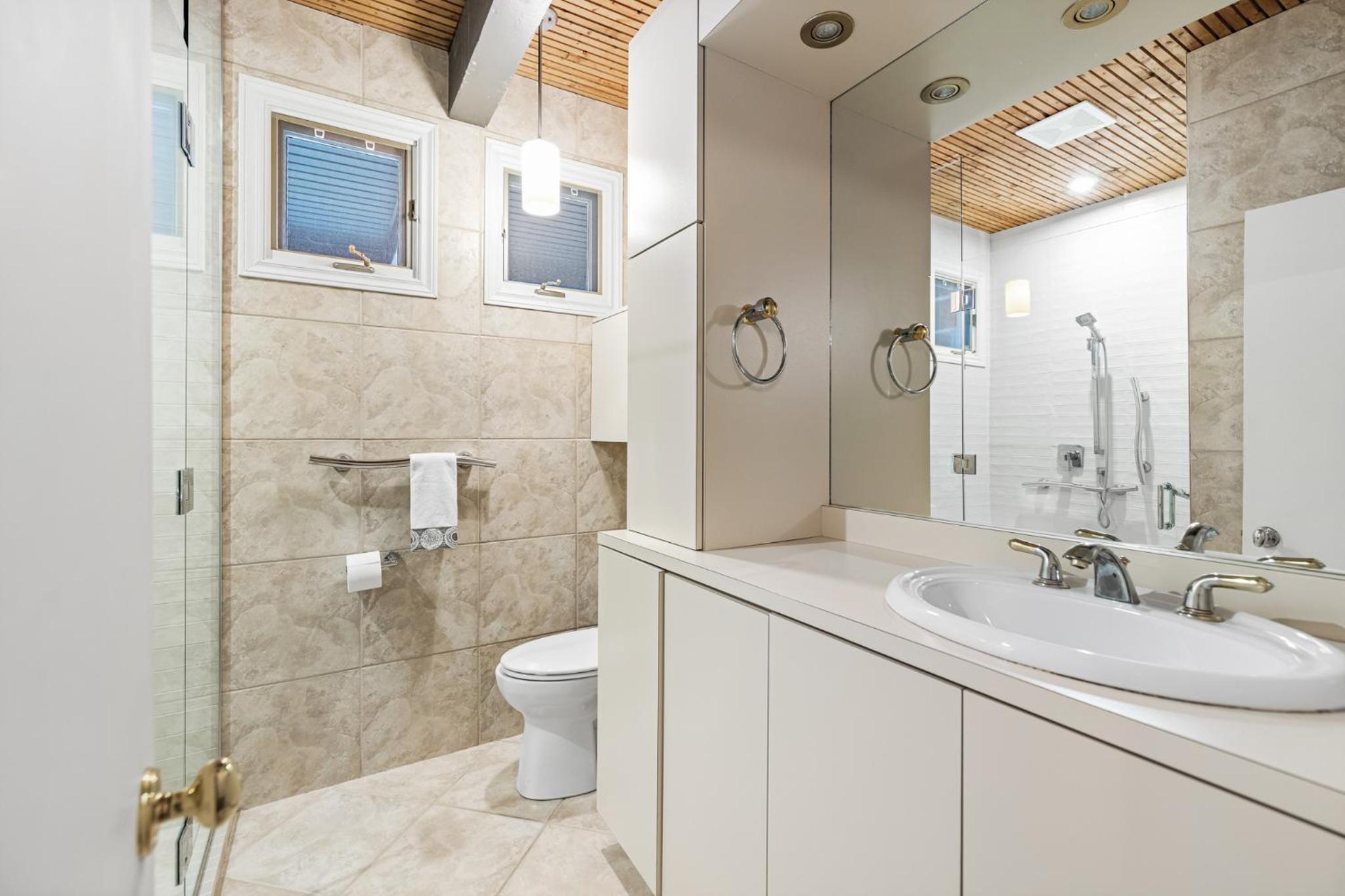 Three-Bedroom House photo 3