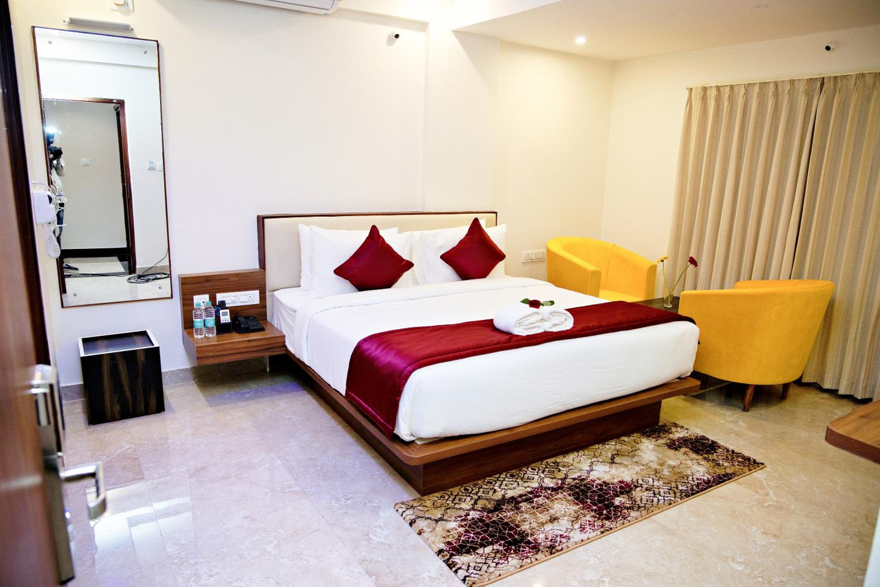 Suite - Photo 25