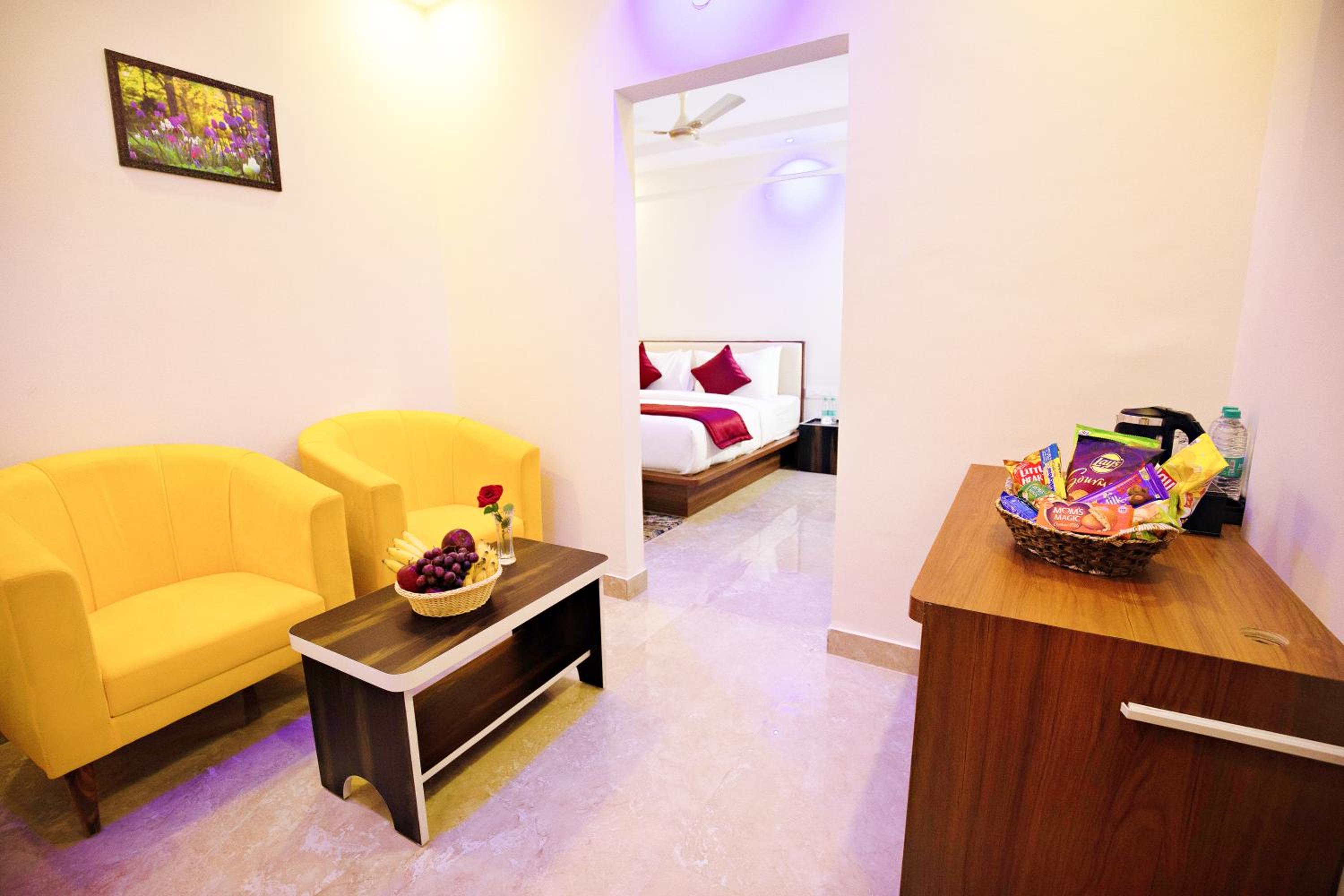 Suite - Photo 1