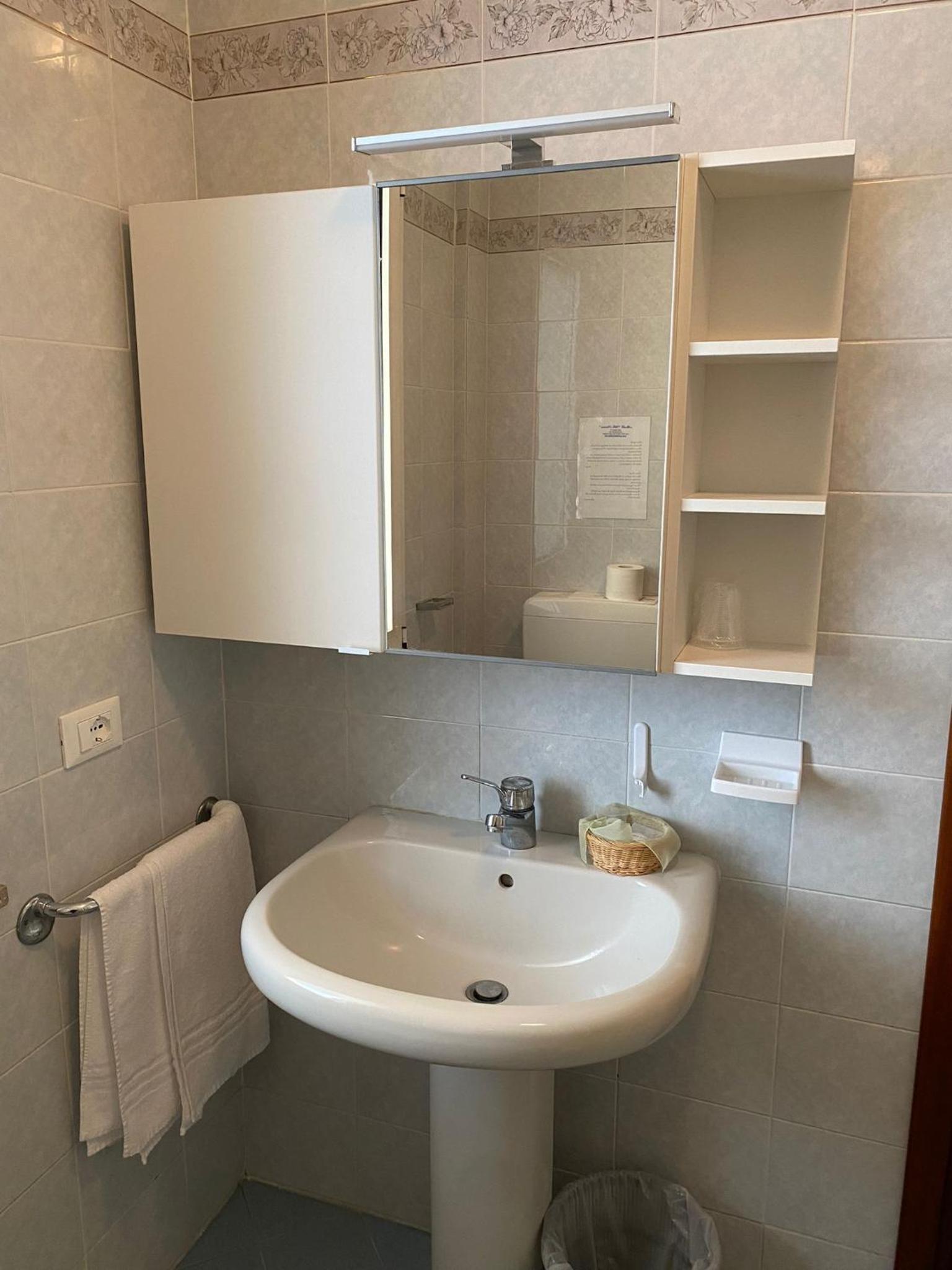 Double or Twin Room - Photo 3