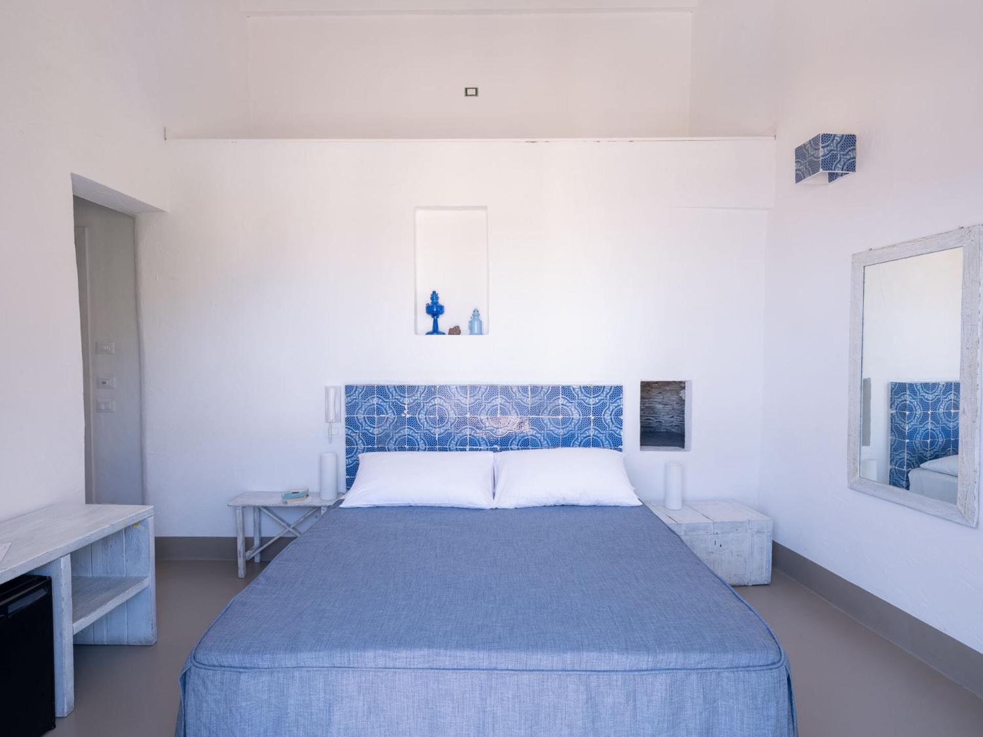 Double Room with Balcony and Sea View - Photo 7