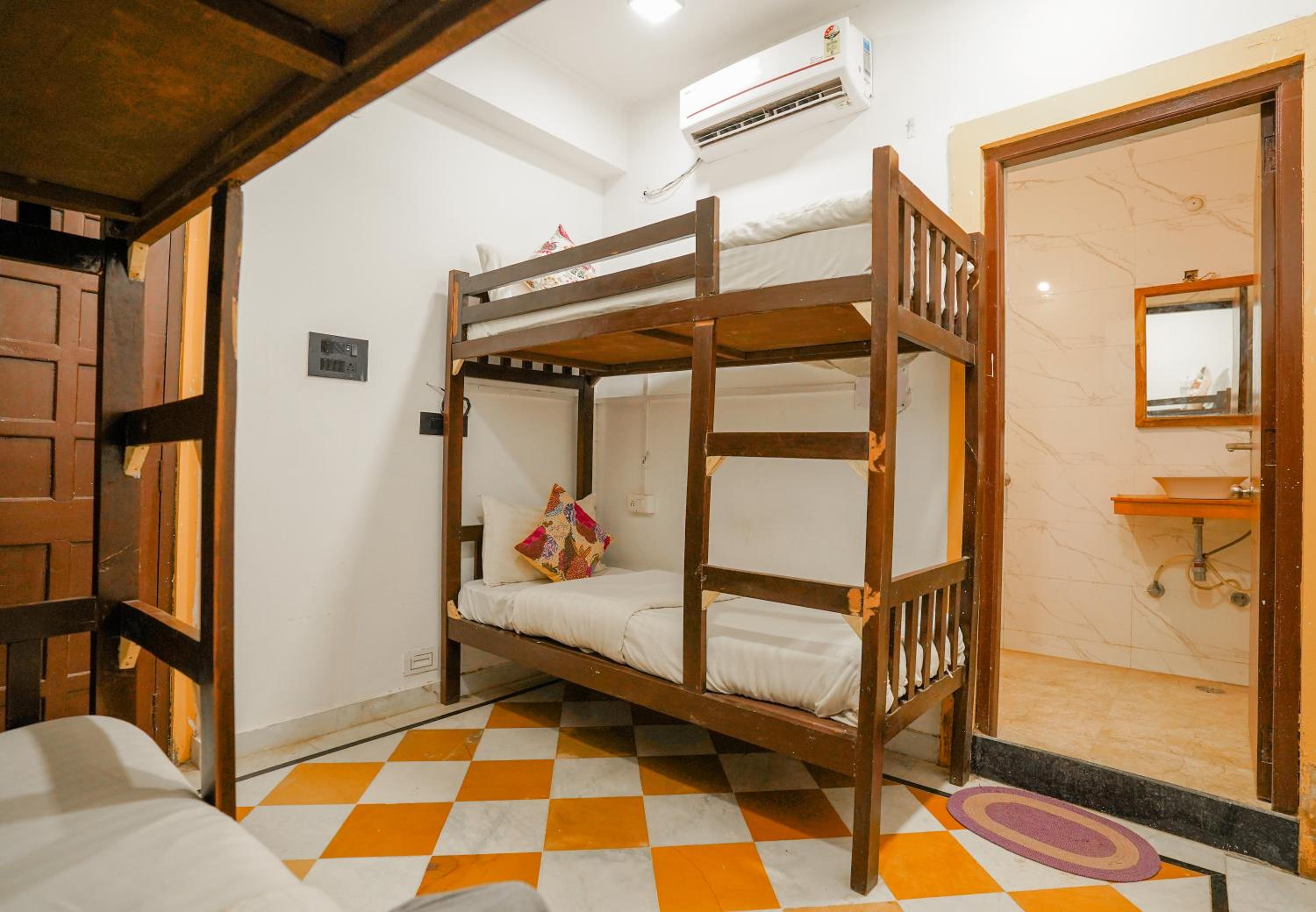 Bed in 6-Bed Female Dormitory Room photo 1