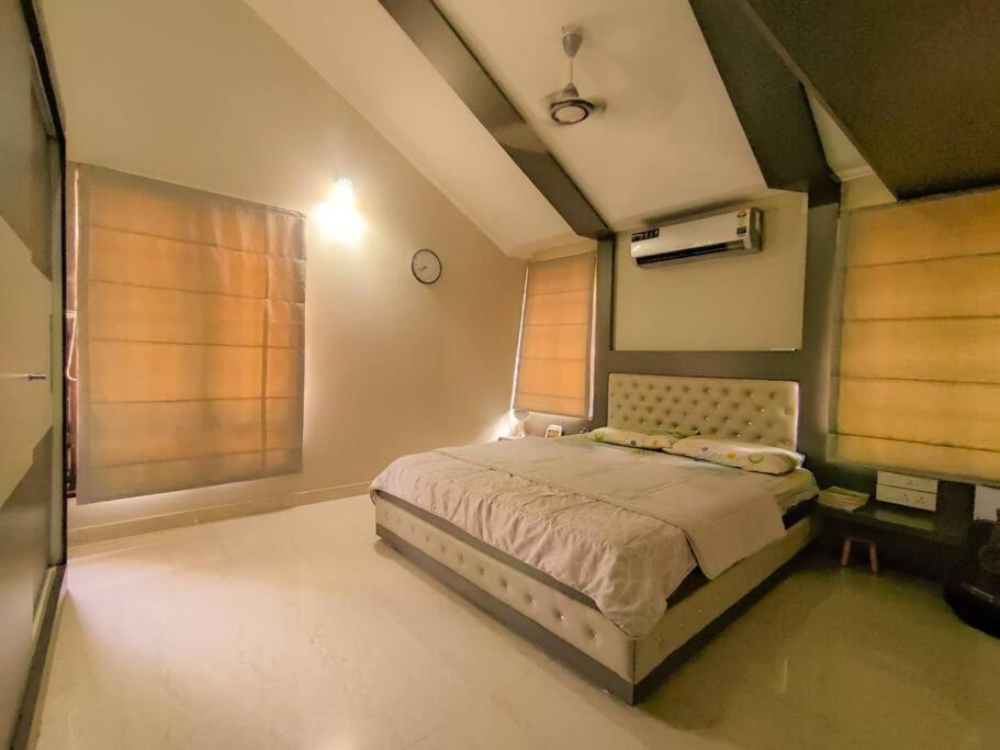 Five-Bedroom House photo 1