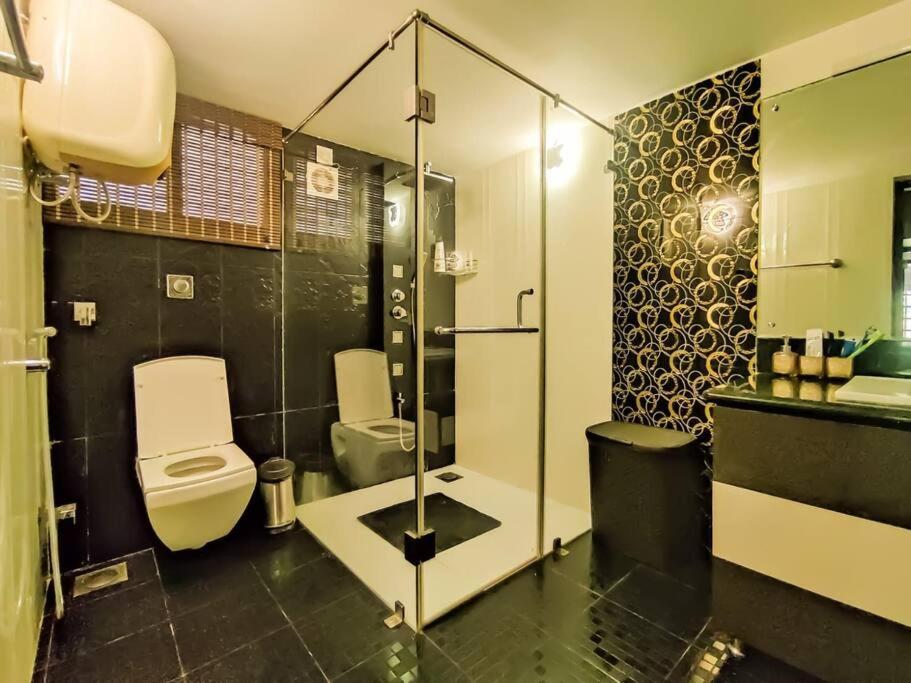Five-Bedroom House photo 3