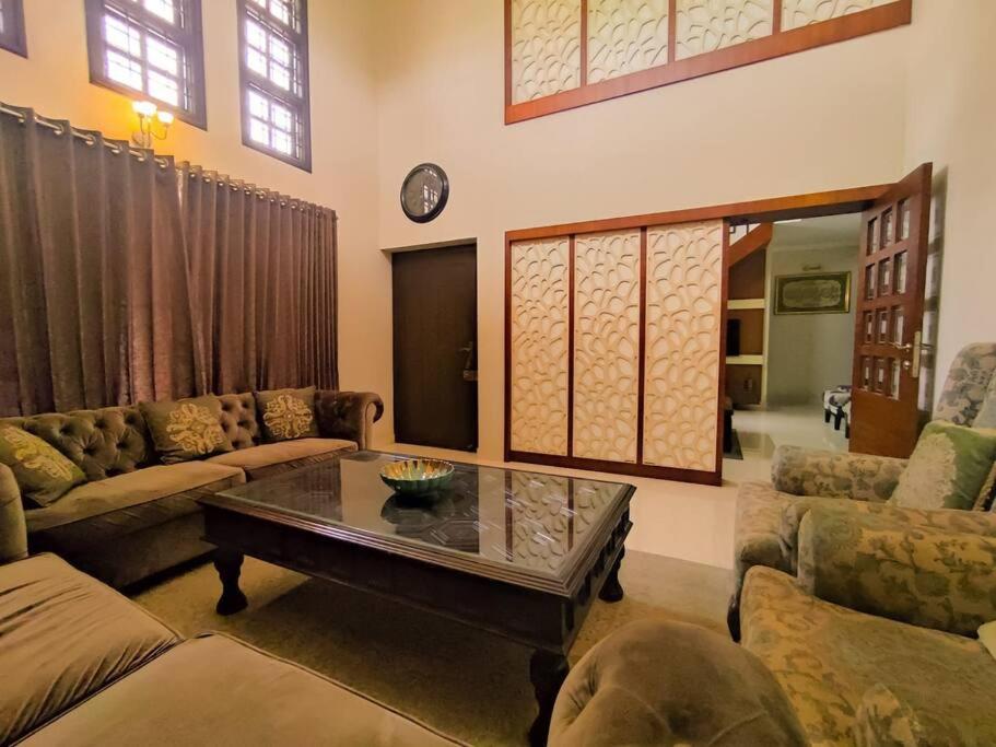 Five-Bedroom House photo 2