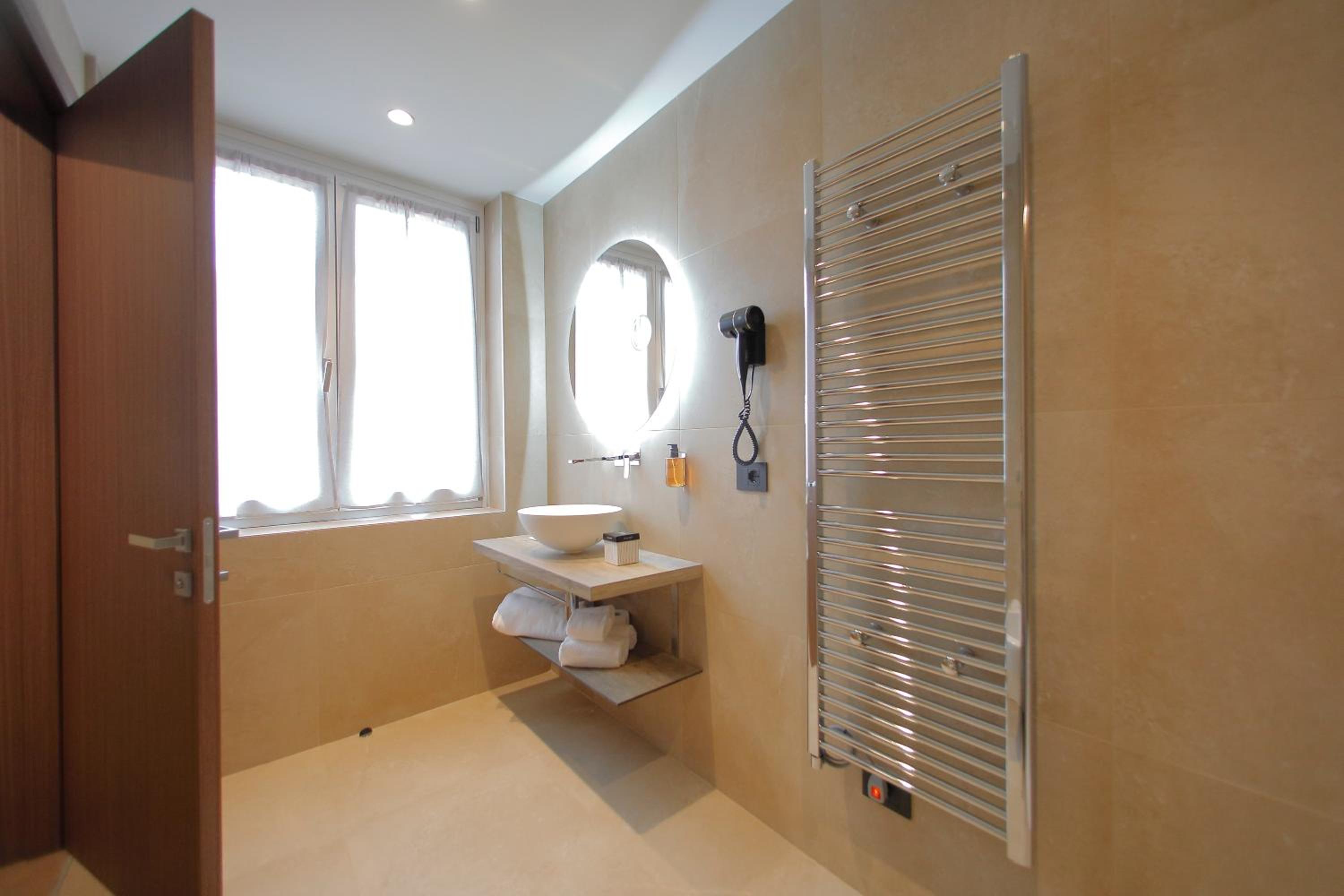 Standard Double Room - Photo 9