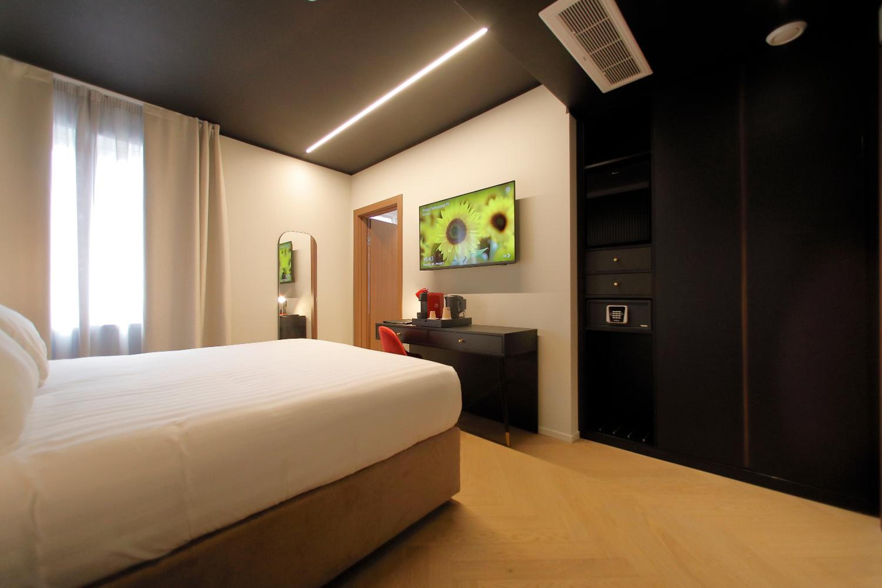 Standard Double Room - Photo 12