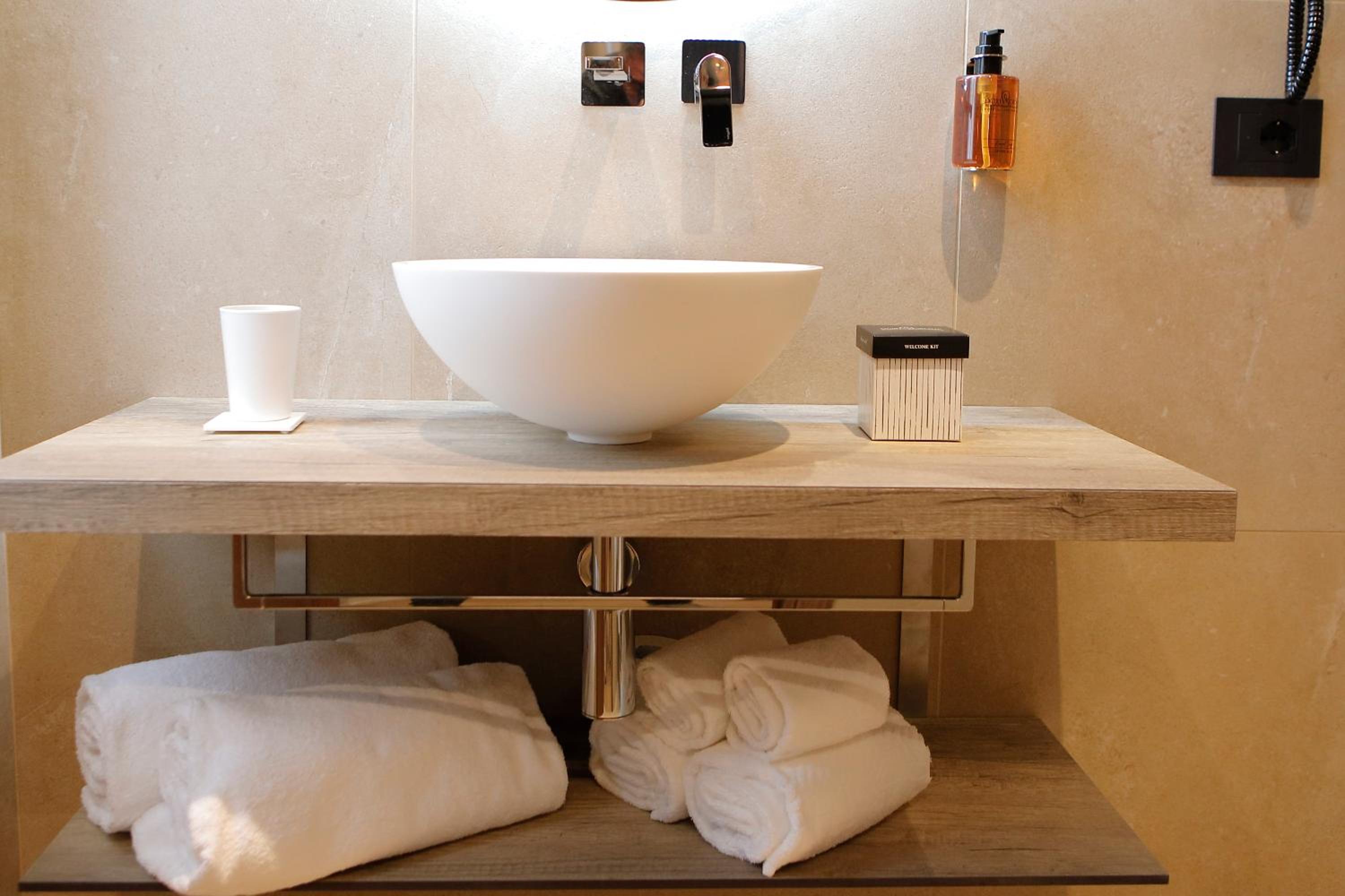 Standard Double Room - Photo 11
