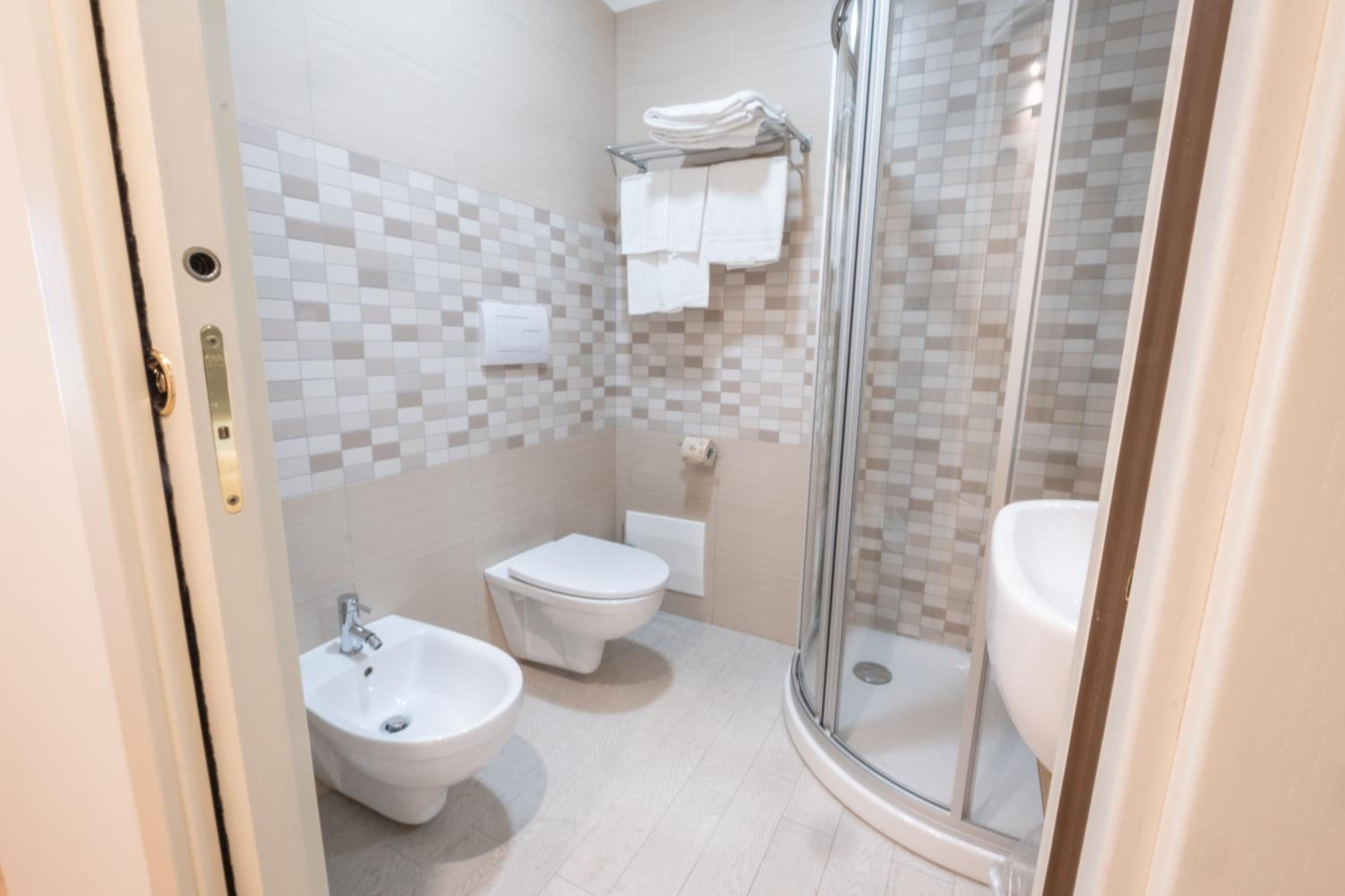 Double or Twin Room - Photo 8