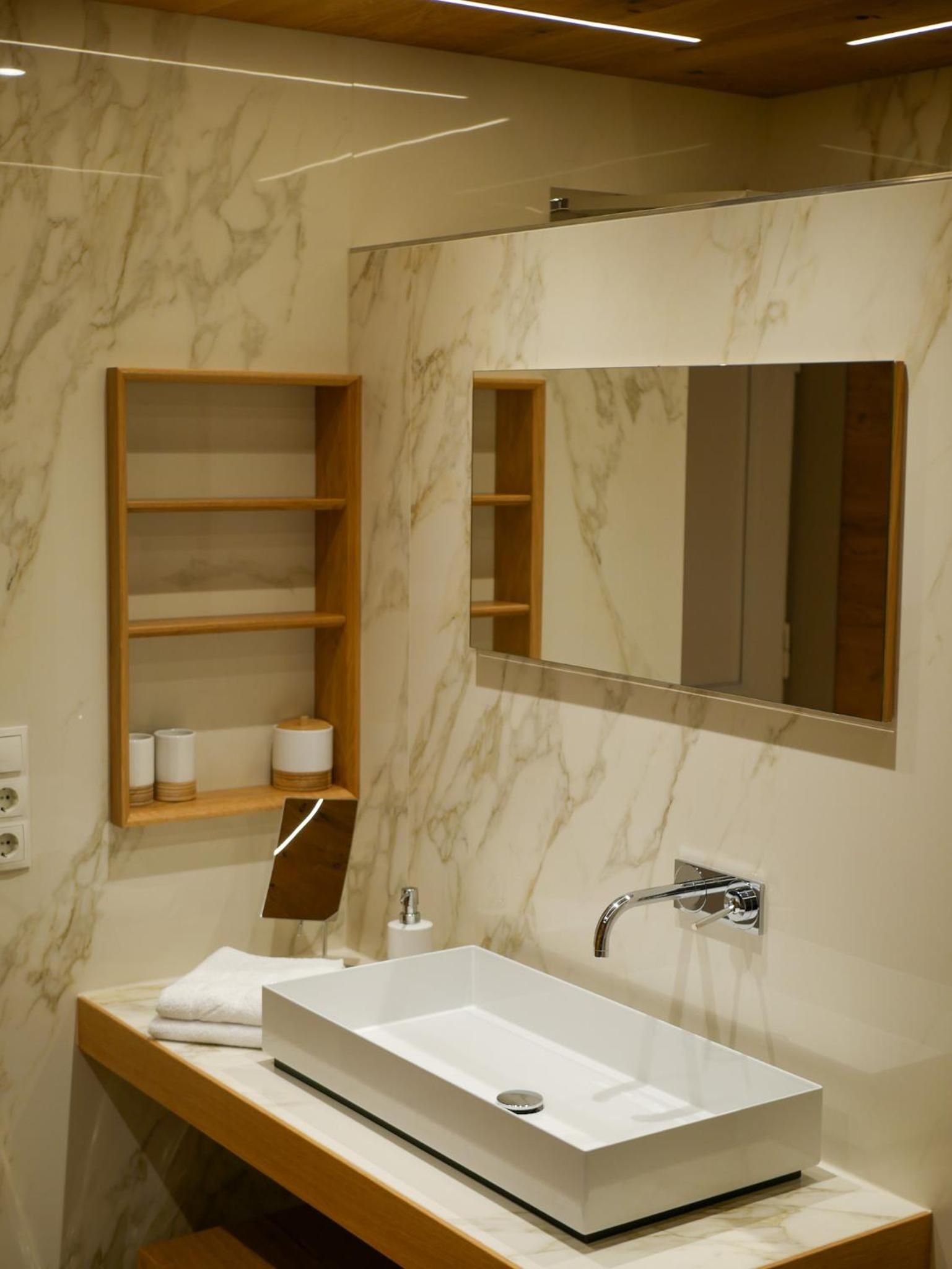 Junior Suite with Balcony - Photo 11