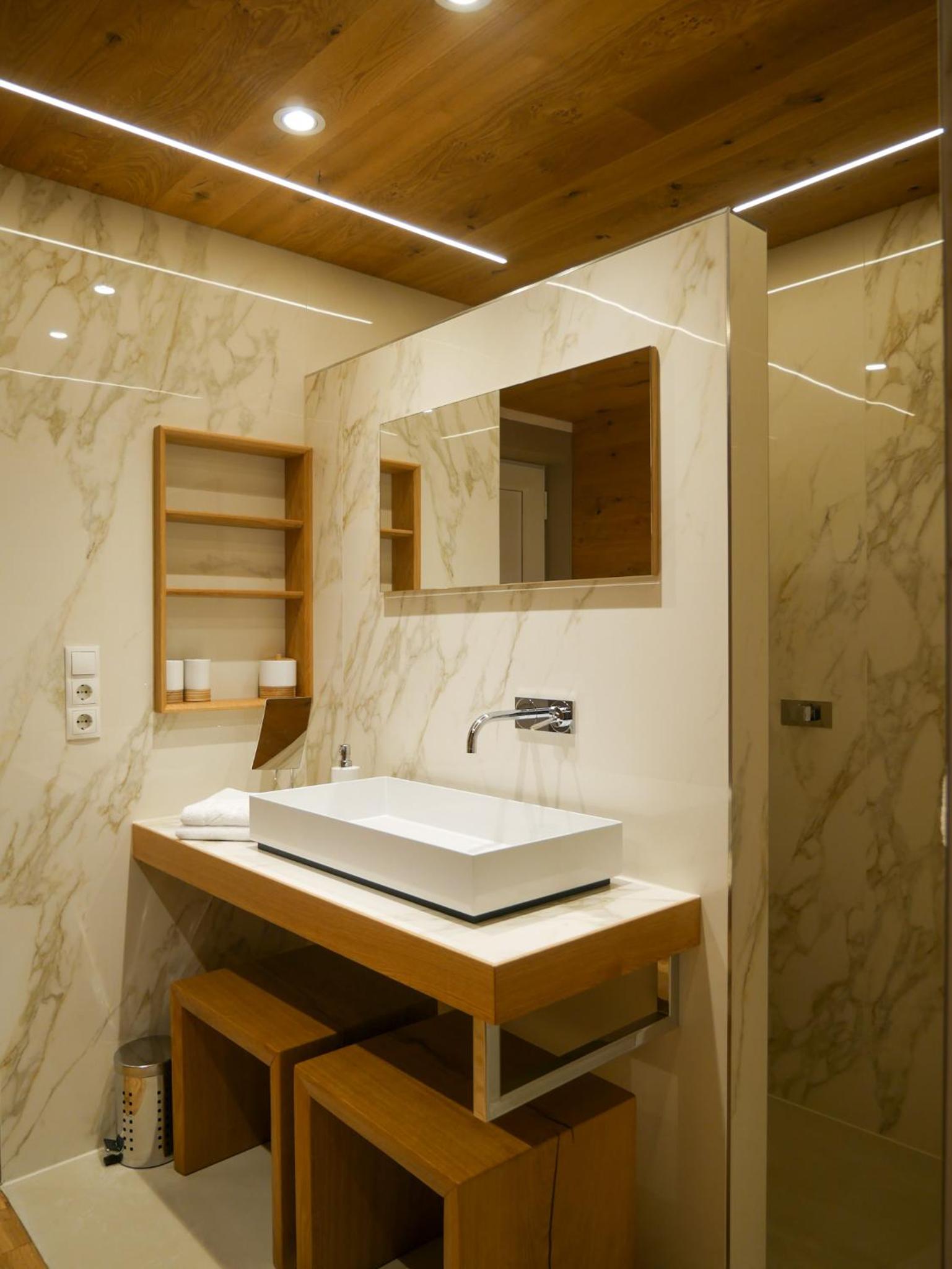 Junior Suite with Balcony - Photo 15