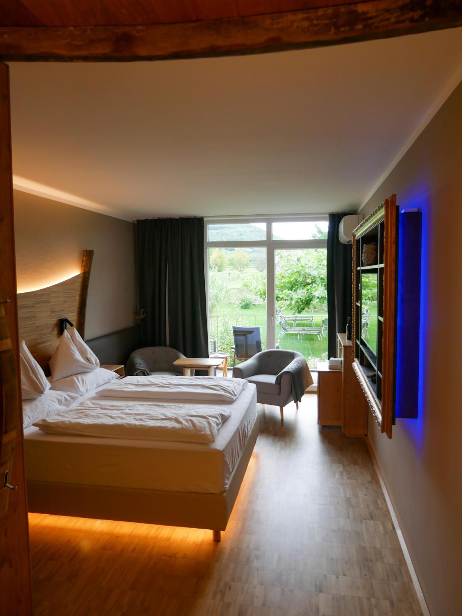 Junior Suite with Balcony - Photo 13