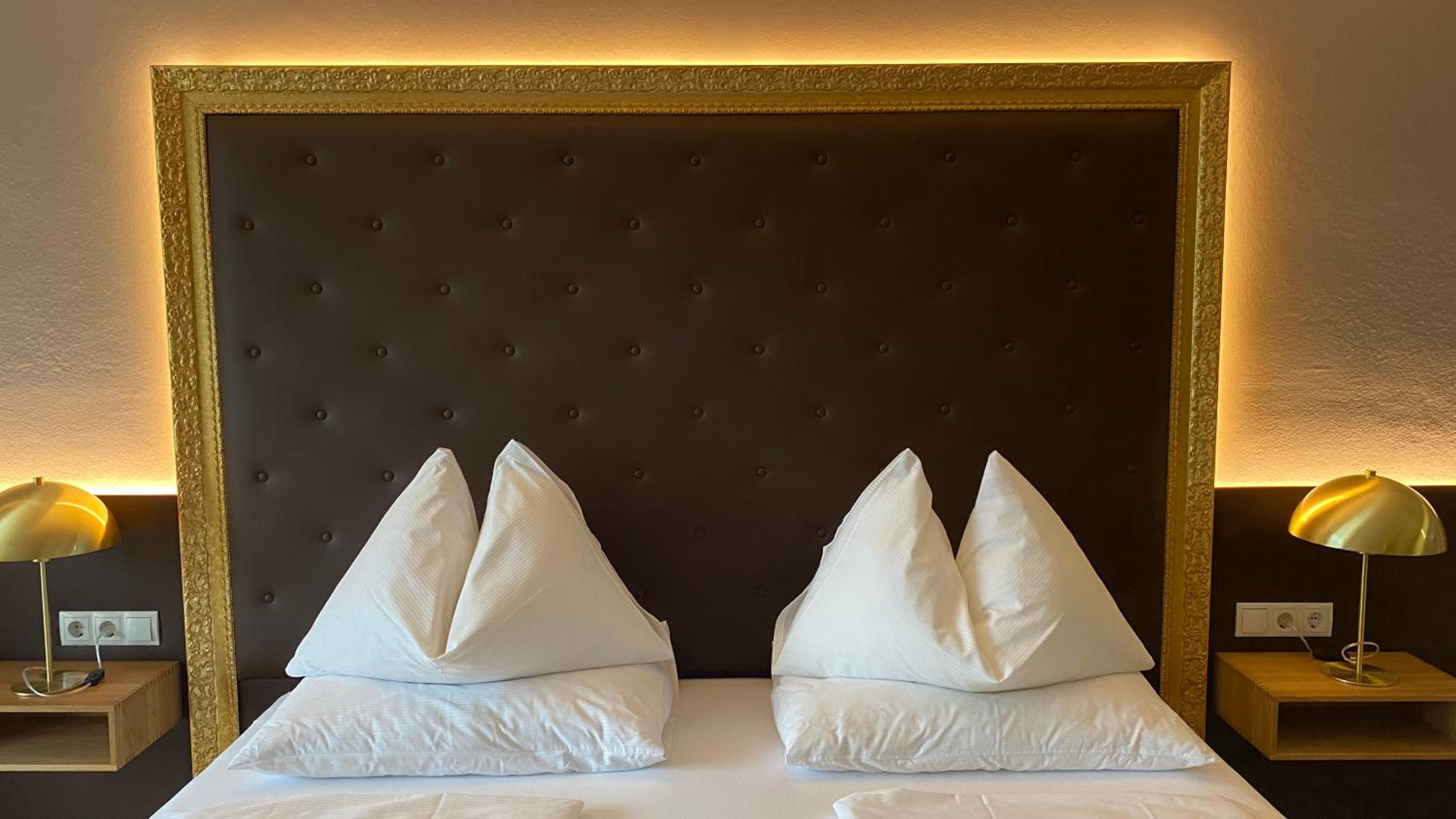 Deluxe Double Room with Balcony - Photo 7