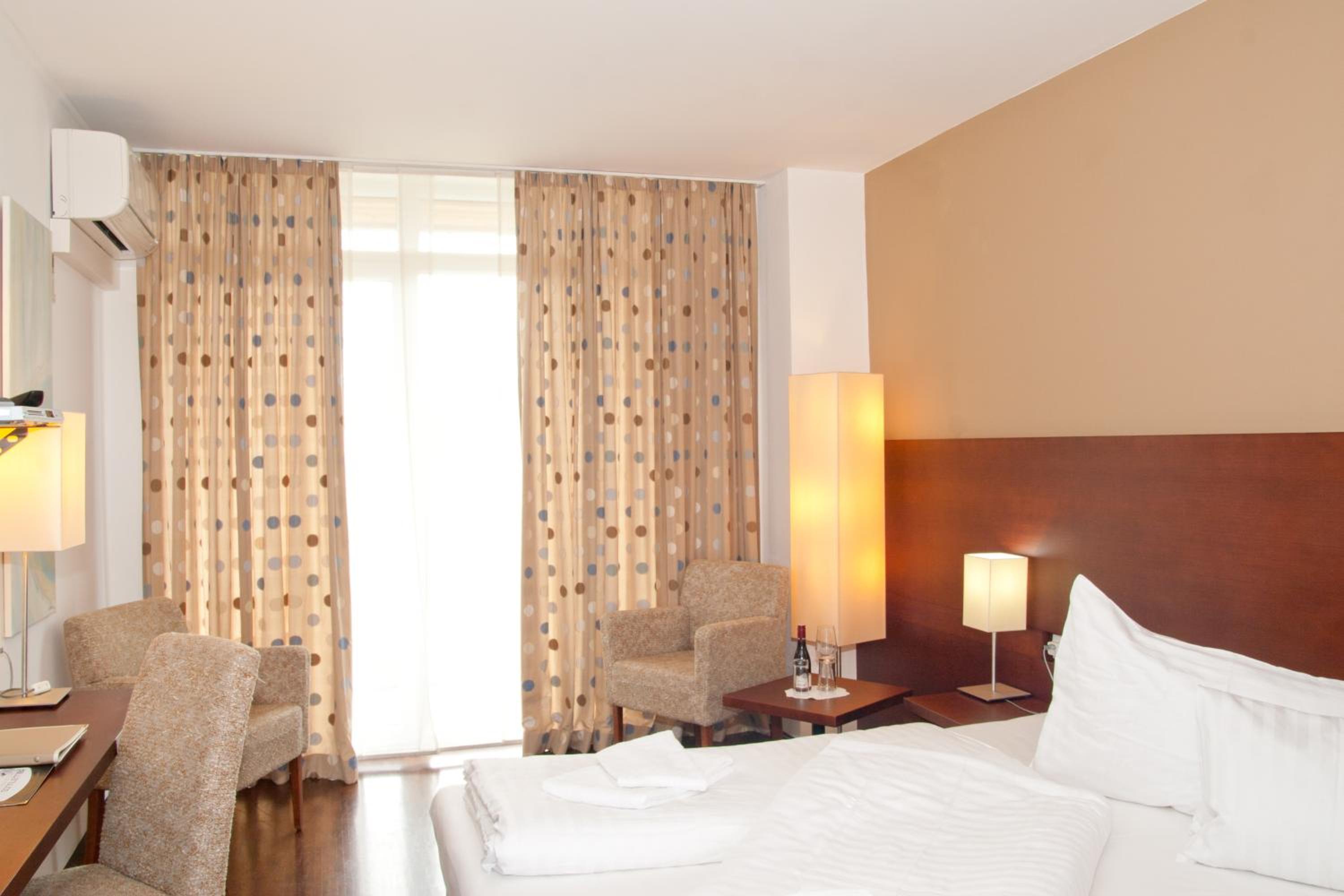 Double Room with Balcony - Photo 7