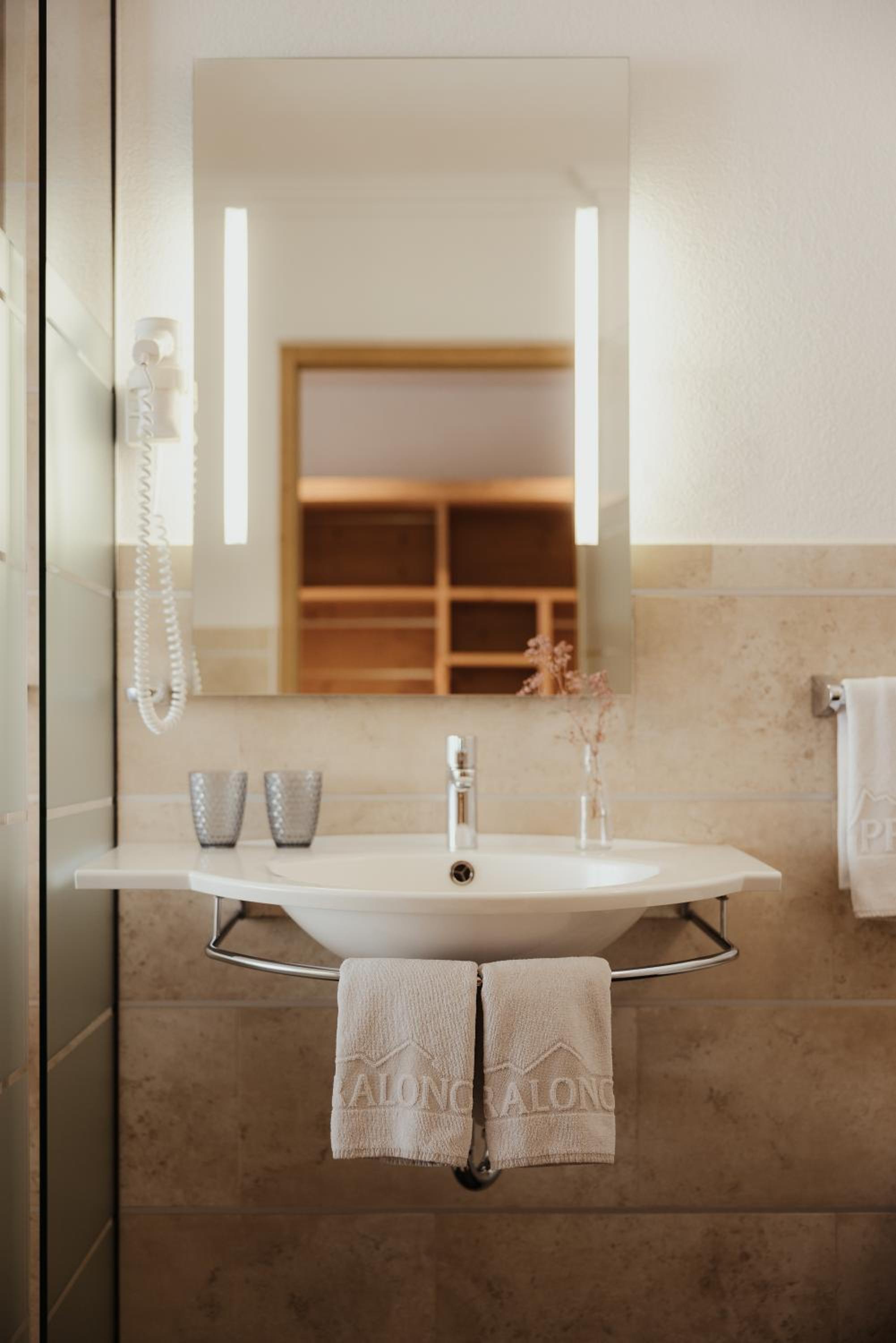 Double Room with Balcony - Photo 4