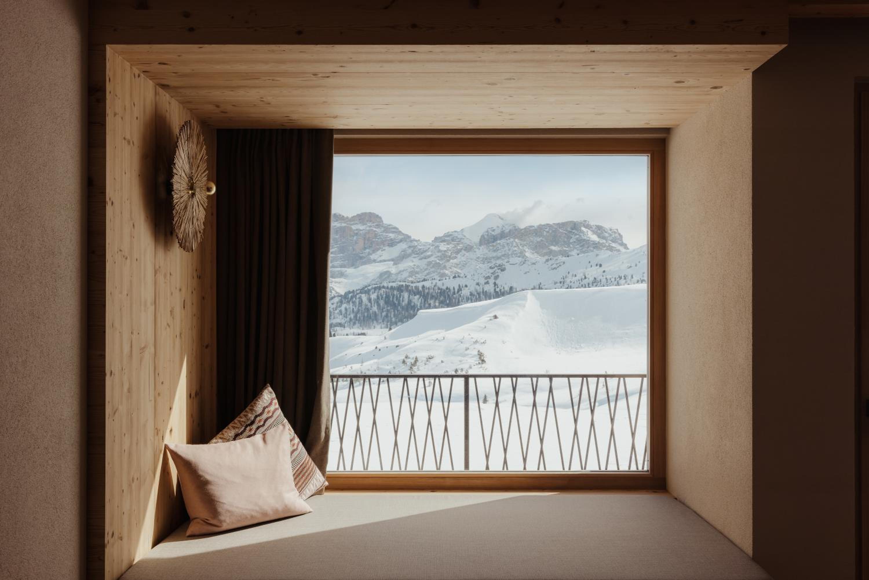 Family Room with Mountain View photo 3