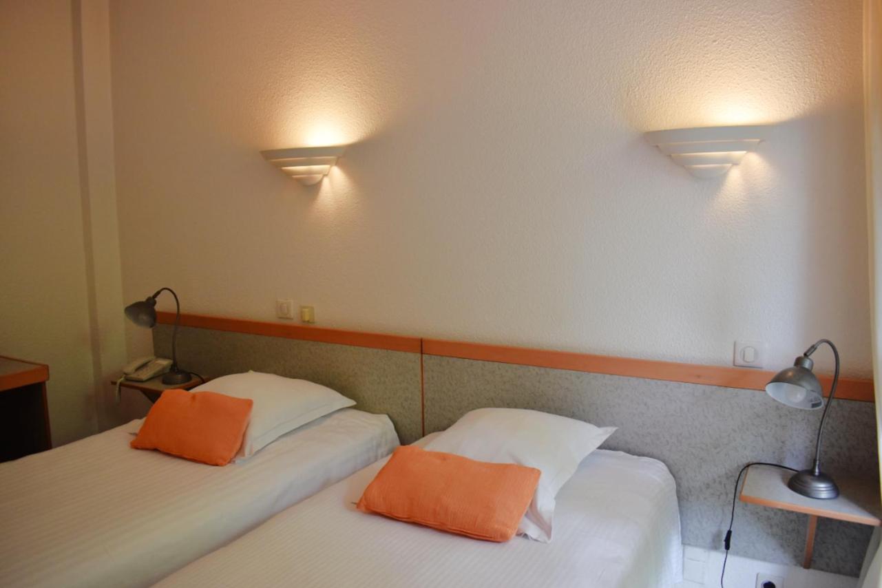 Twin Room - Street Side photo 1