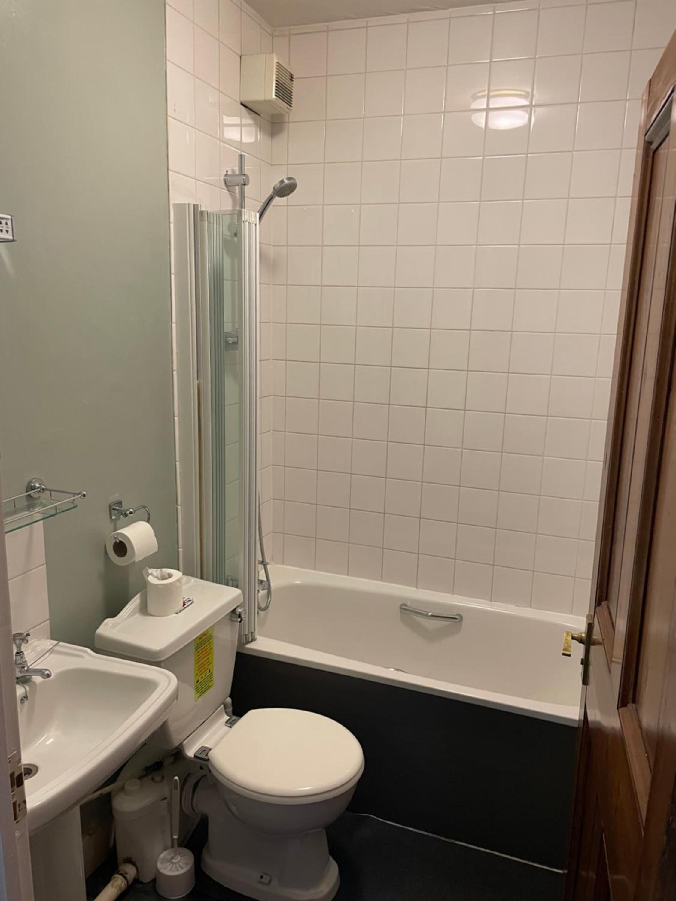 Single Room with Private Bathroom photo 2