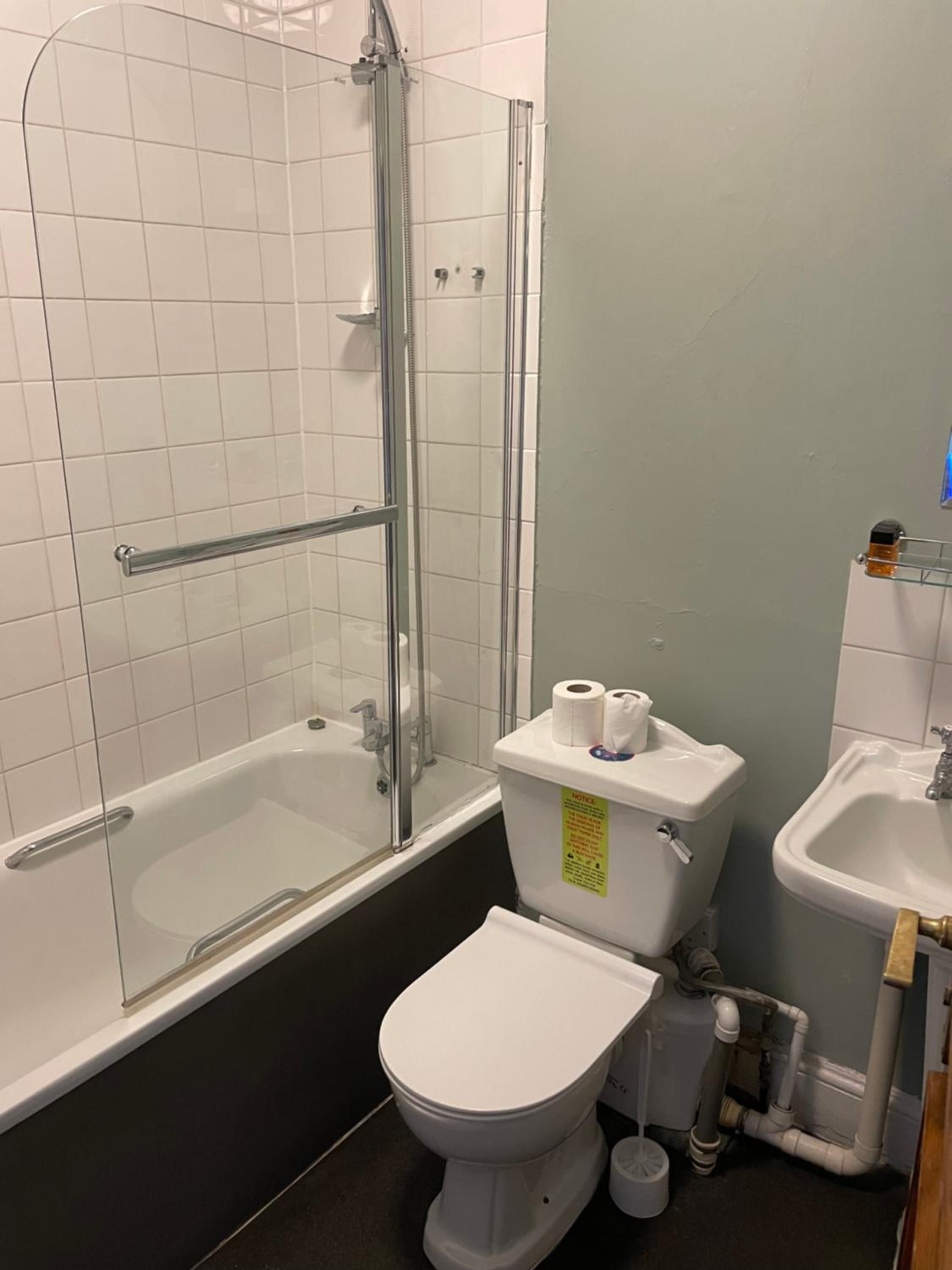 Twin Room with Bathroom - Photo 2