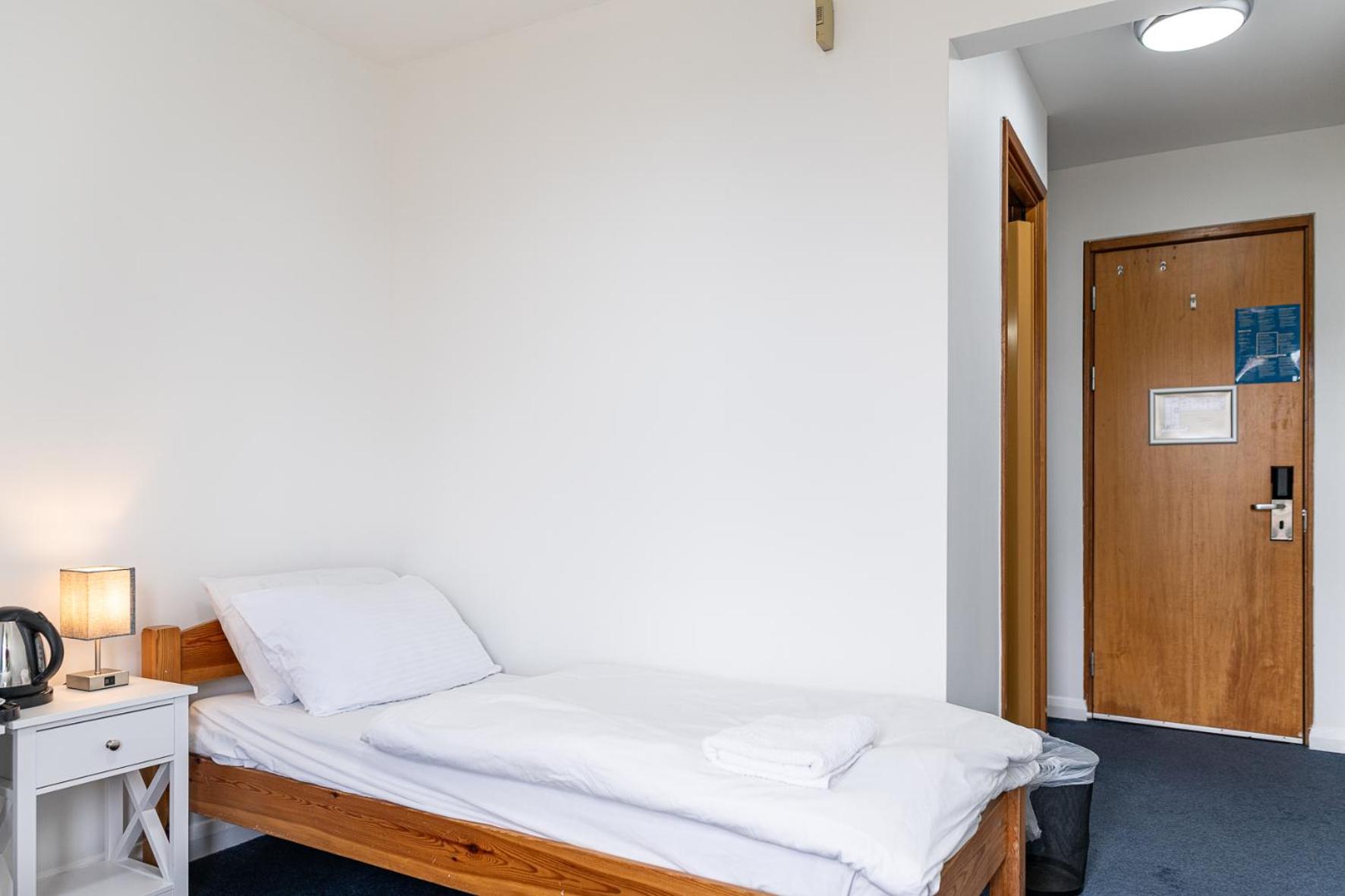 Twin Room with Bathroom photo 2