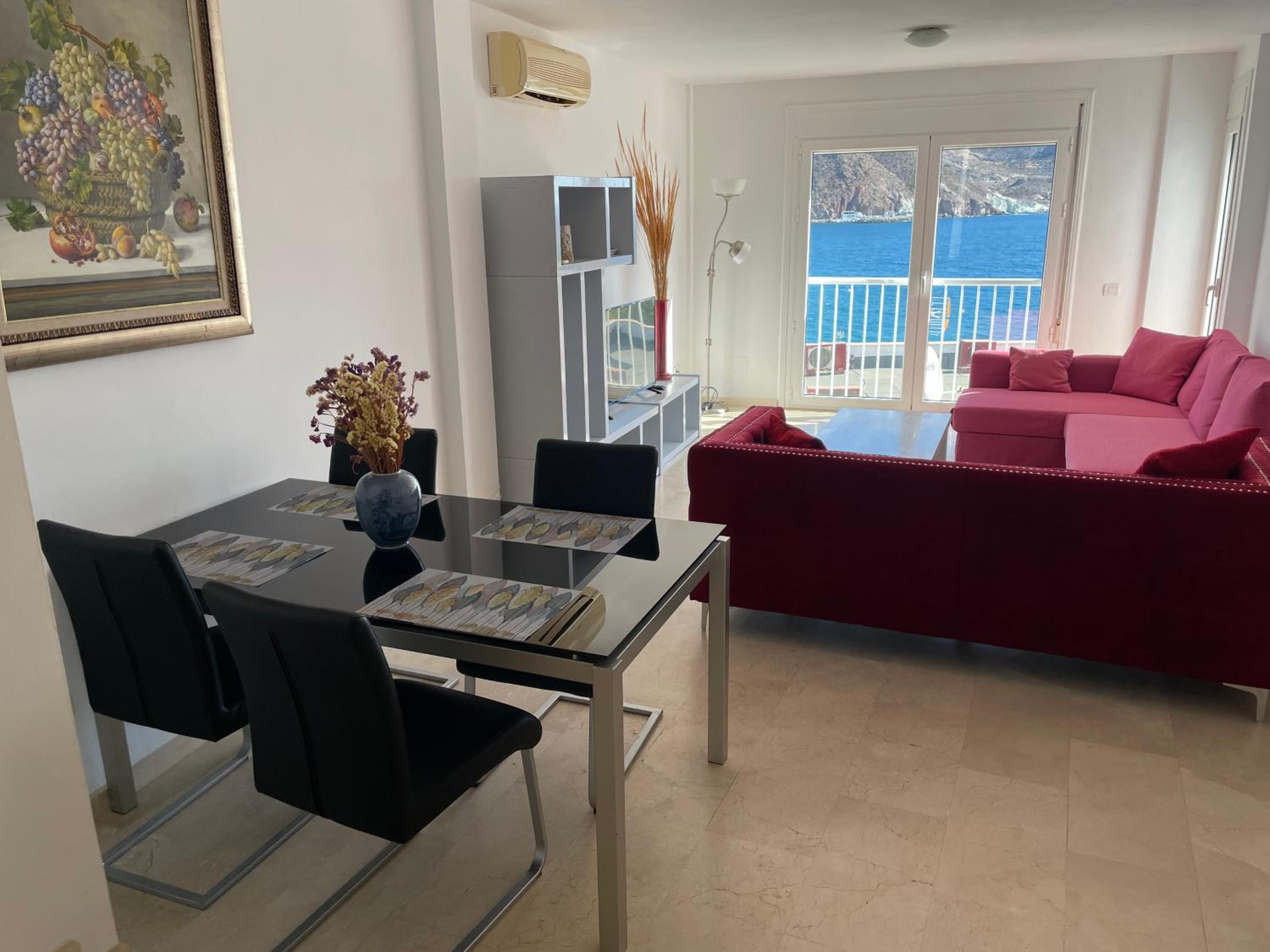 Apartamento con terraza y vista al mar