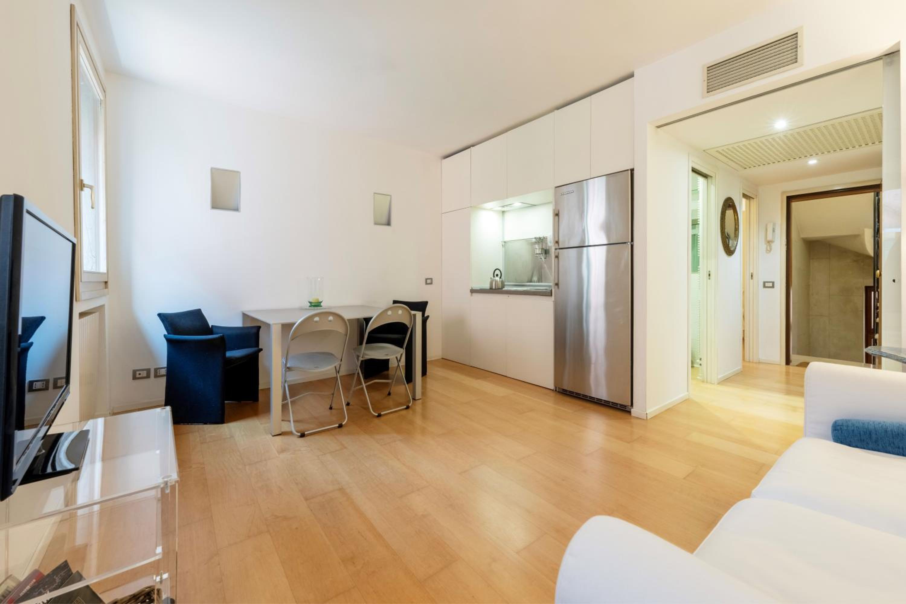 Apartment photo 2