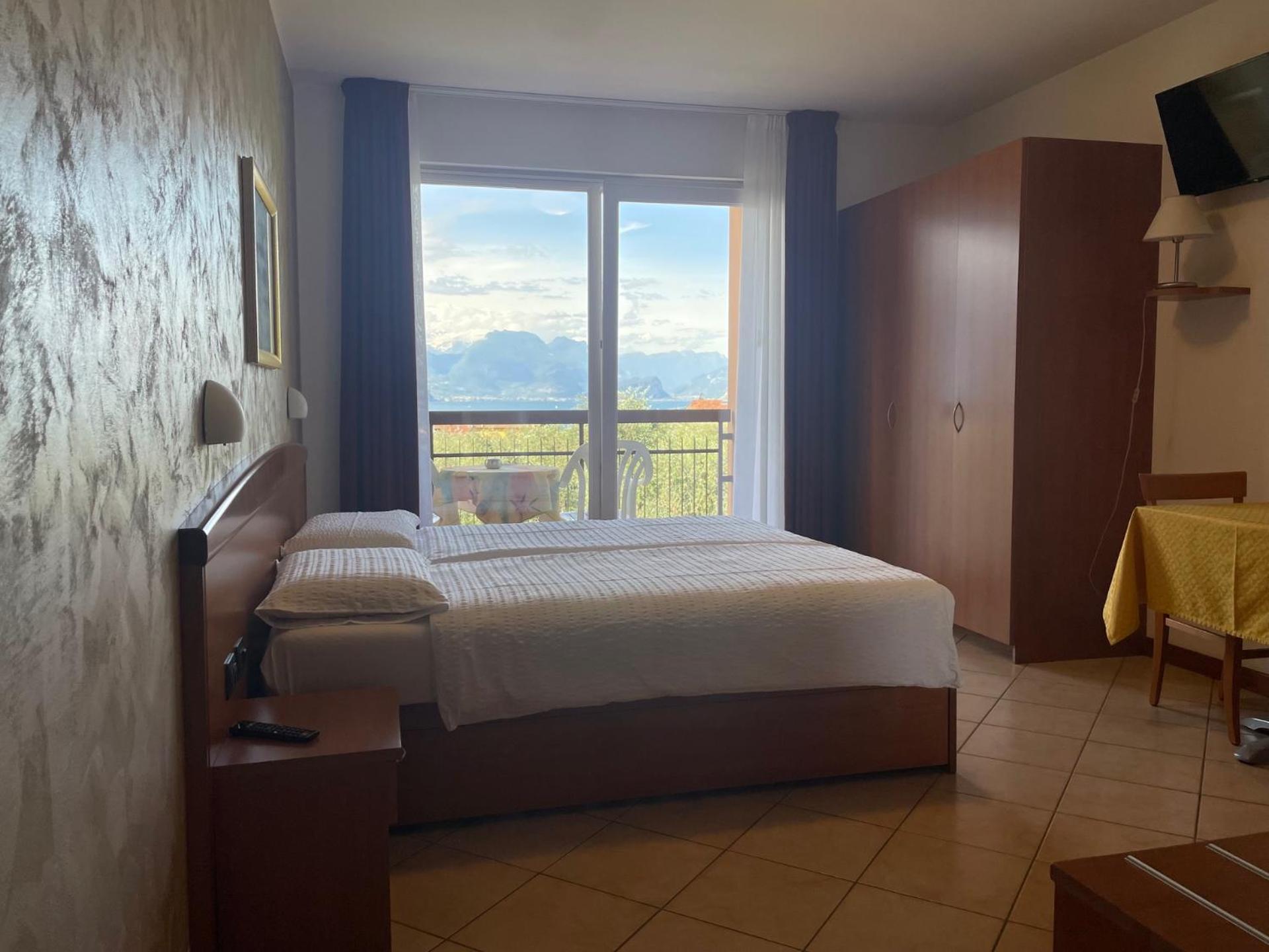 Double Room with Lake View - Photo 3
