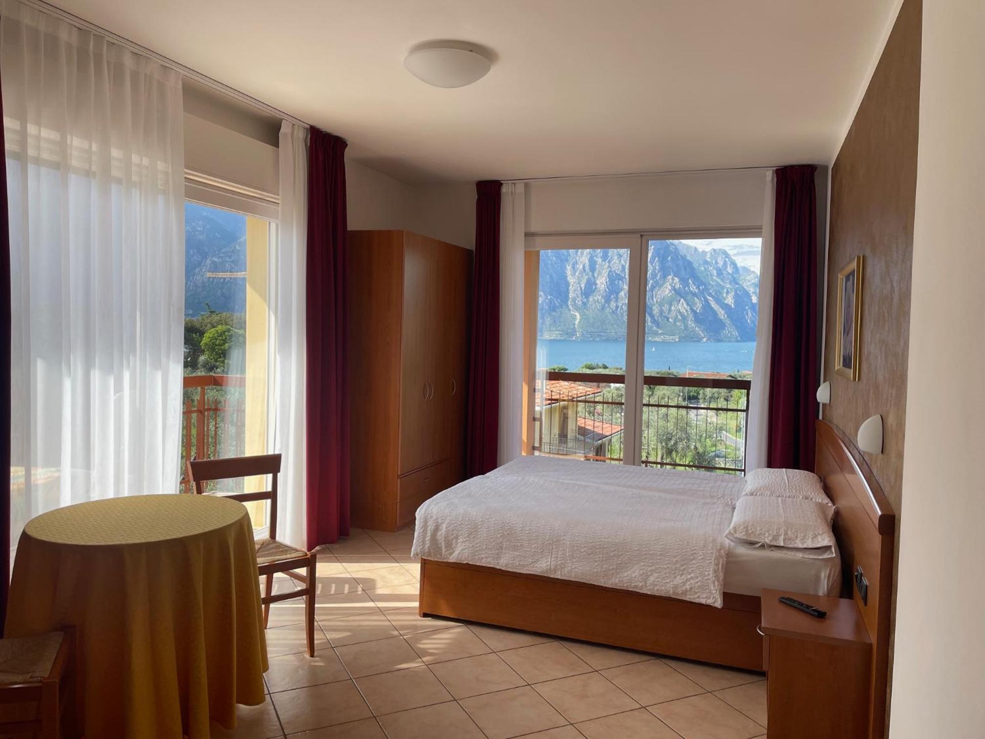 Double Room with Lake View - Photo 5