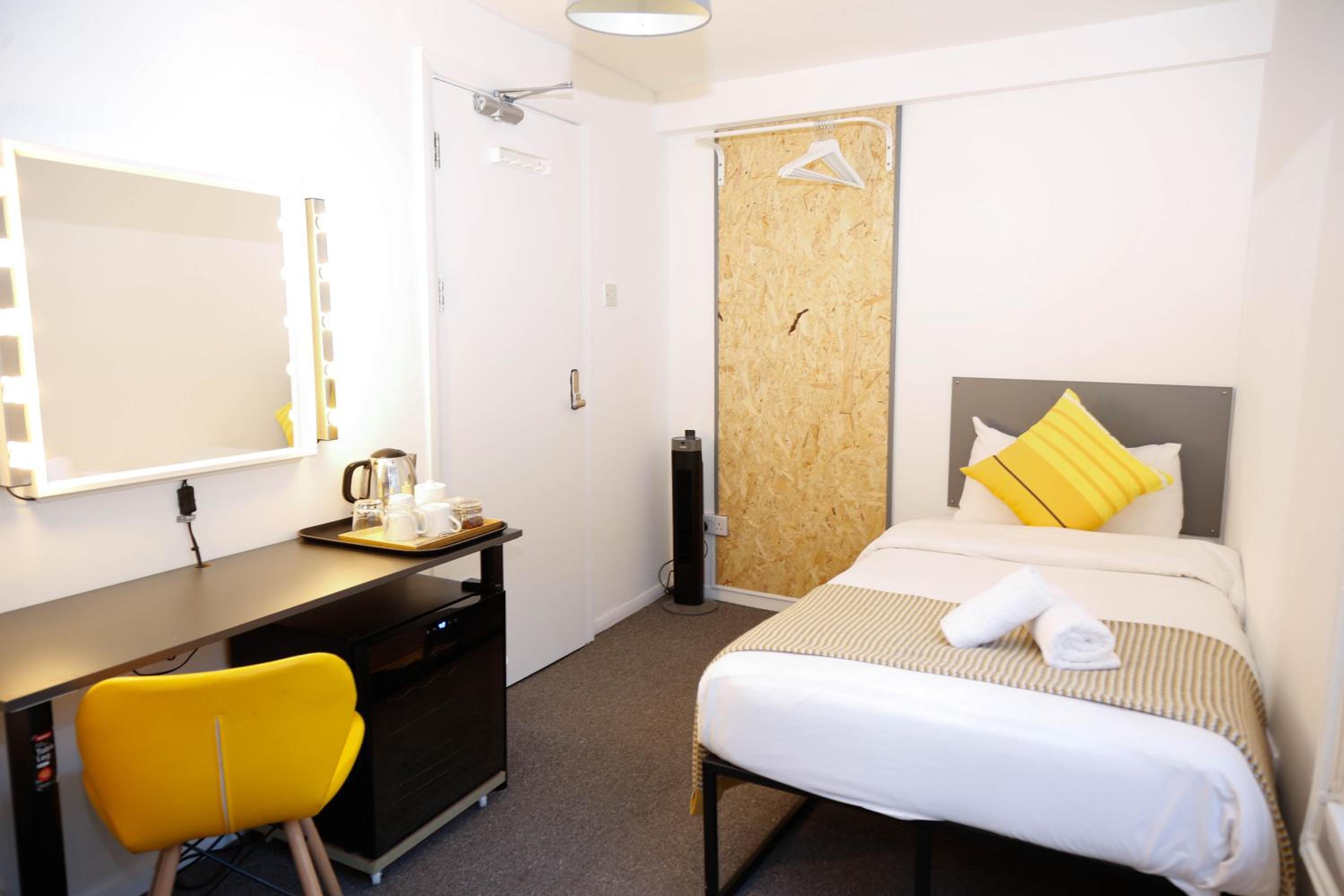 Economy Triple Room photo 3
