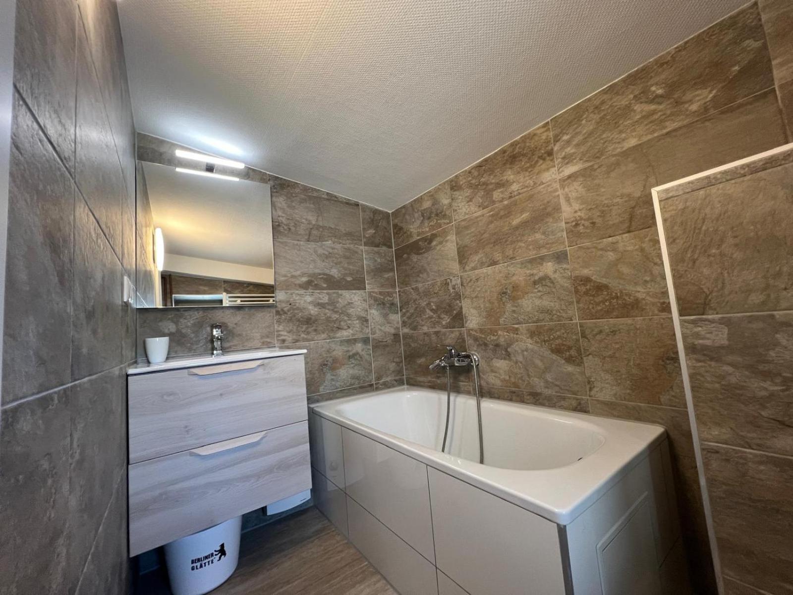 Family Room with Shared Bathroom photo 3