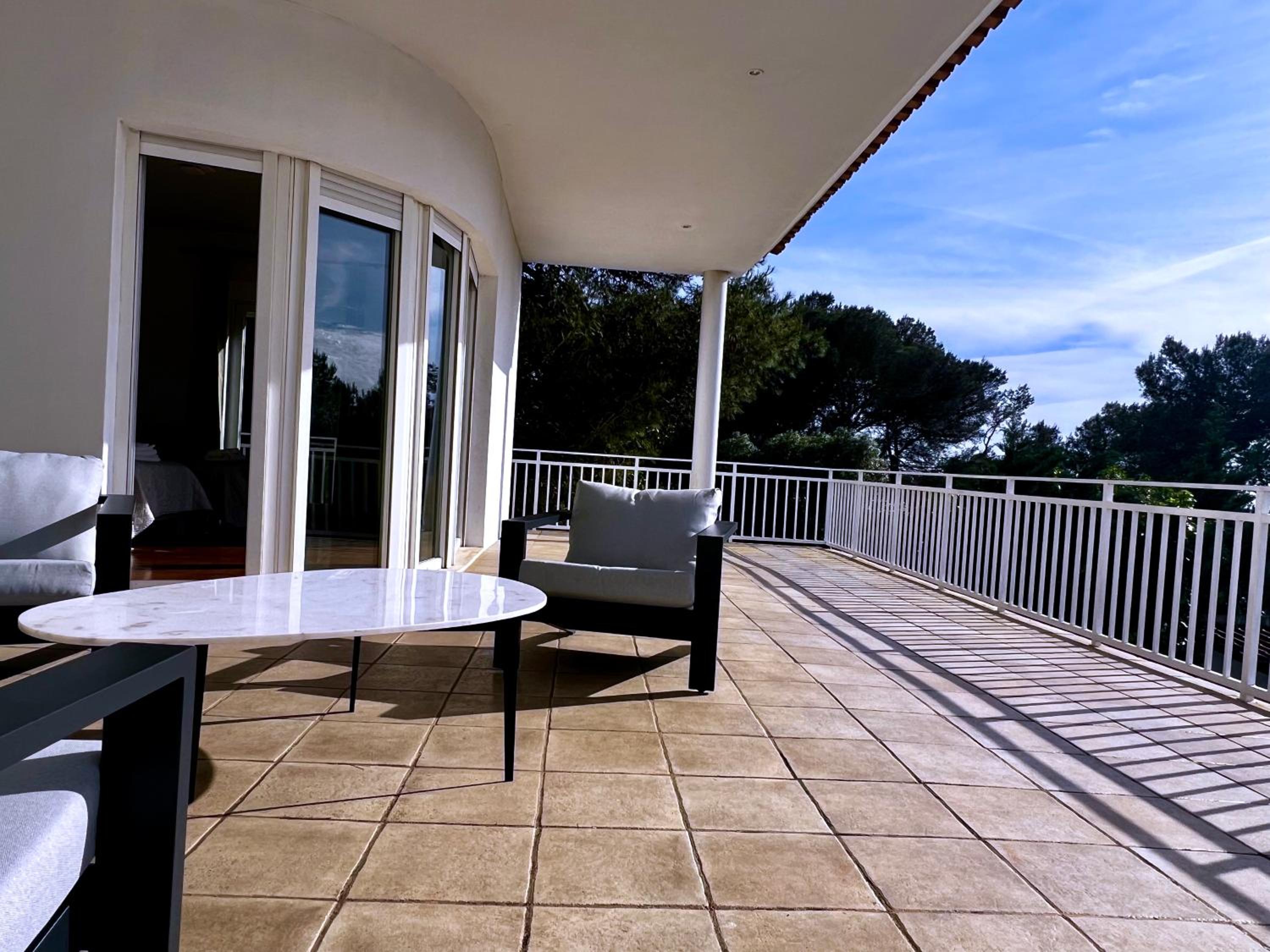 Five-Bedroom House photo 2