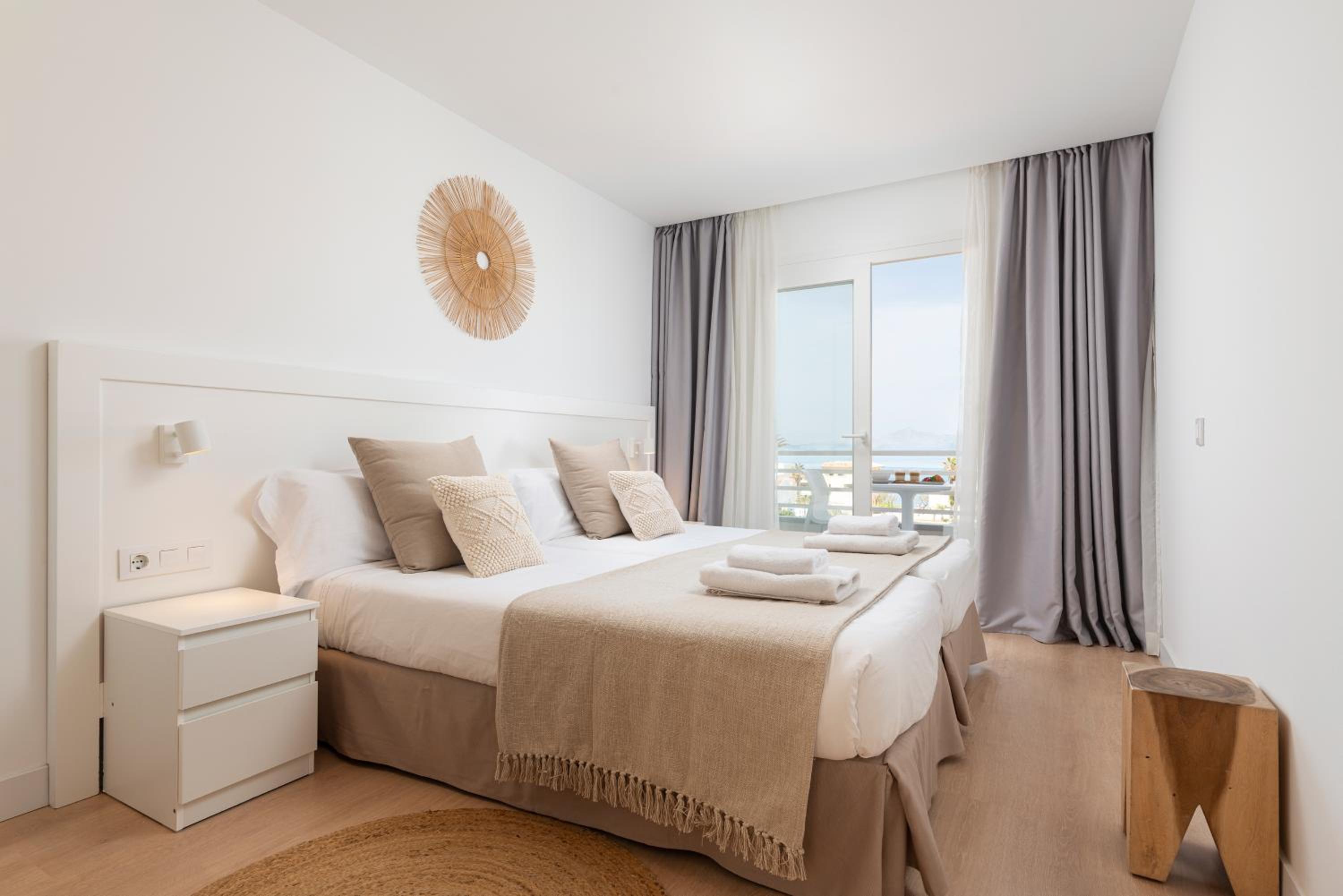 Apartamento de una habitación con vista al mar y balcón.