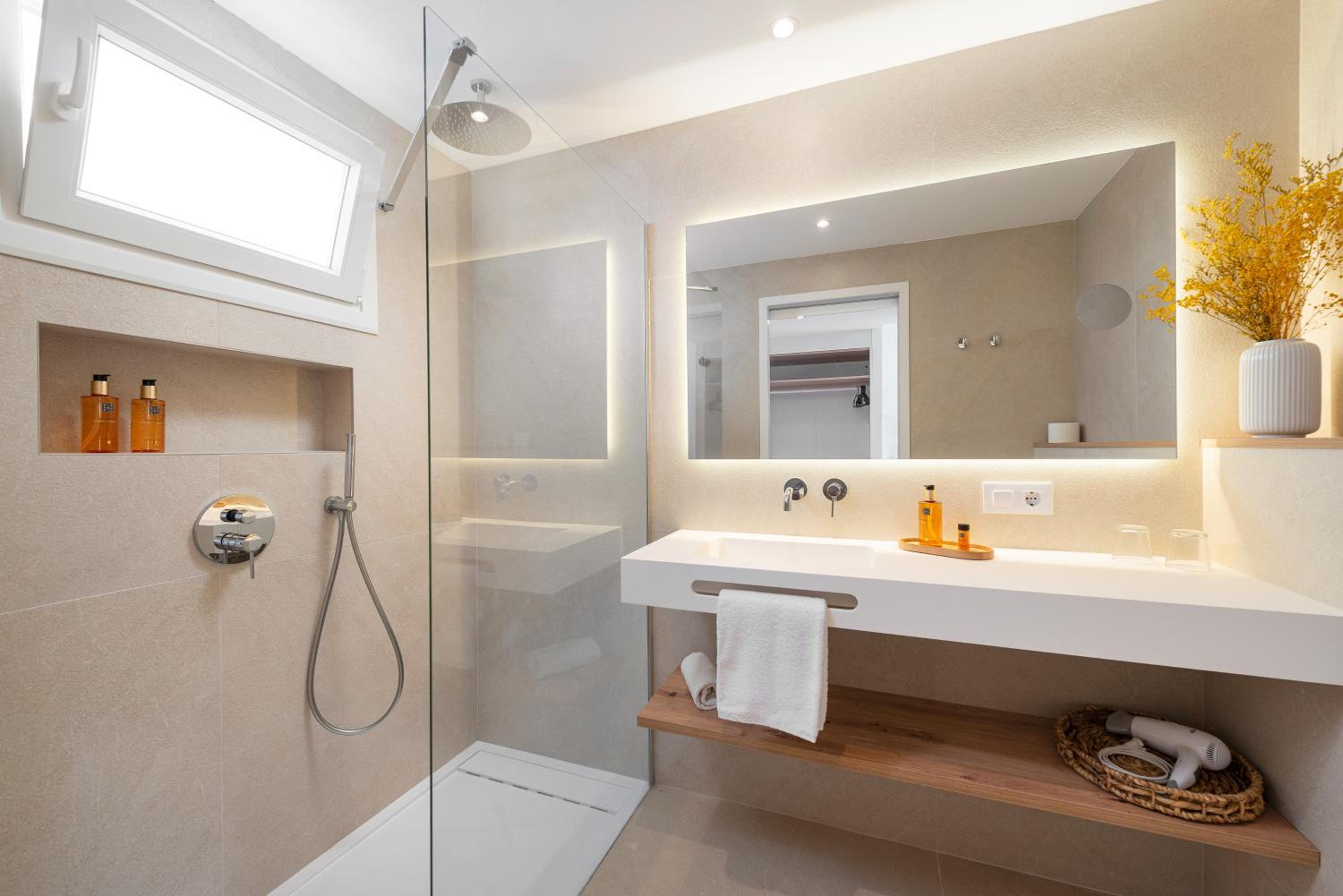 One-Bedroom Apartment with Balcony - Photo 2