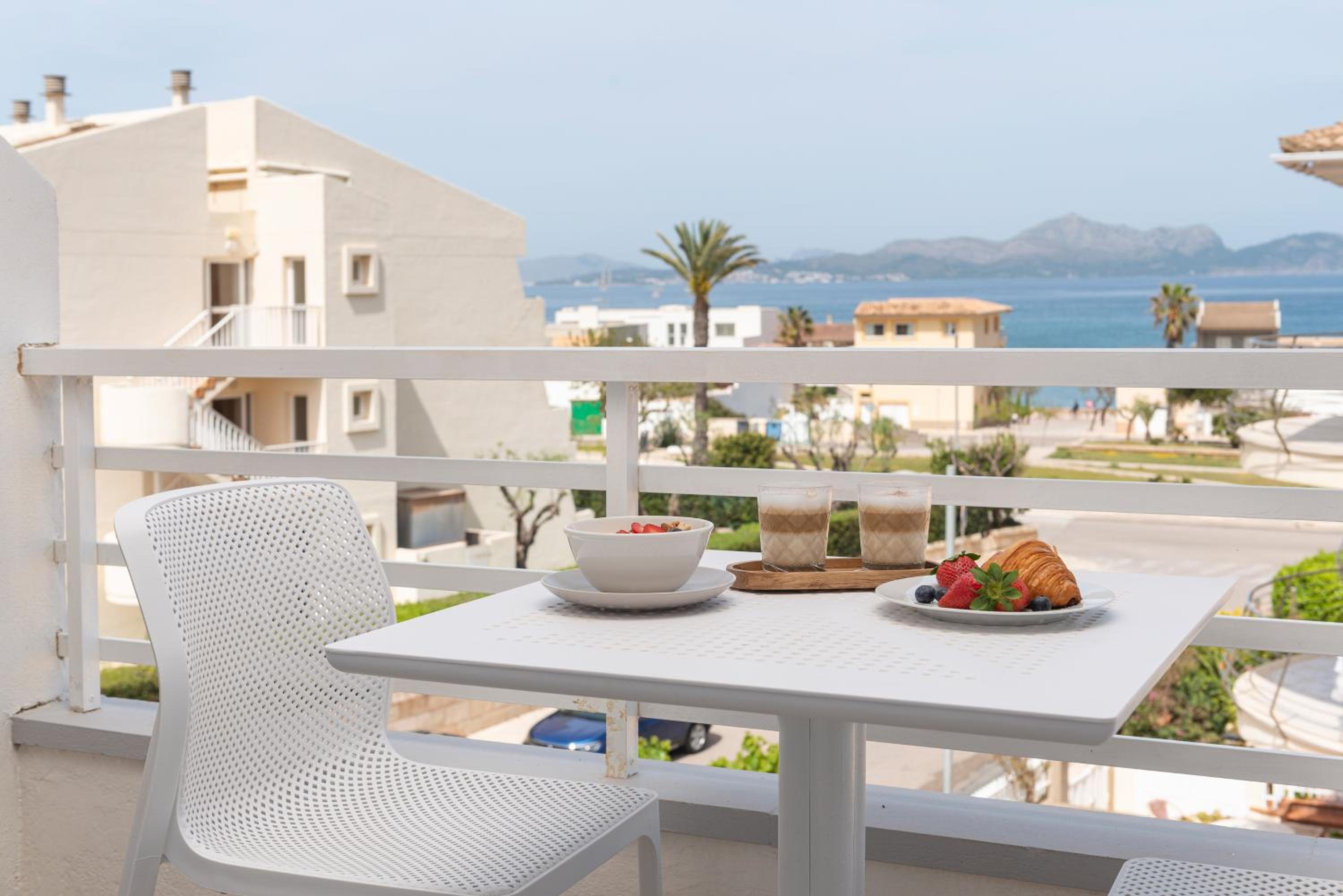 One-Bedroom Apartment with Sea View and Balcony photo 3