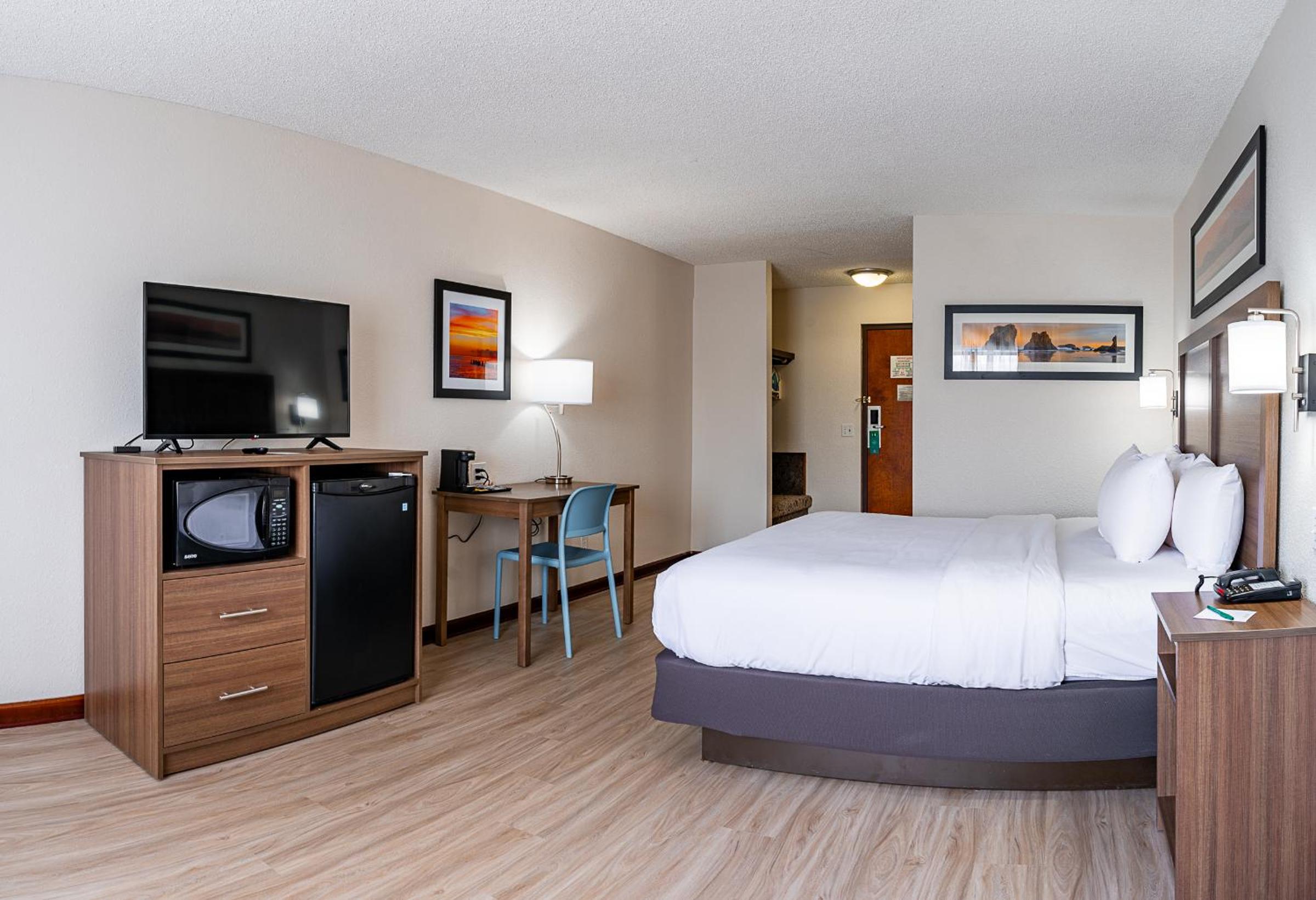 King Room - Non-Smoking - Photo 4