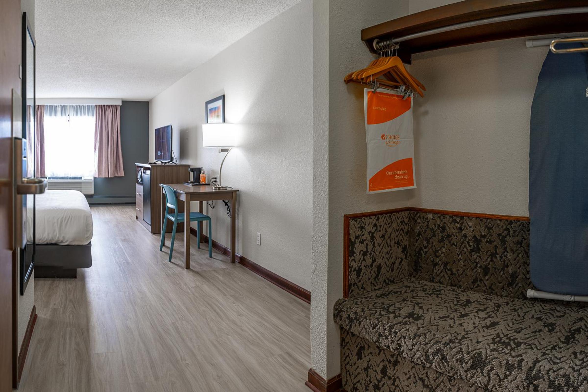 King Room - Non-Smoking - Photo 7
