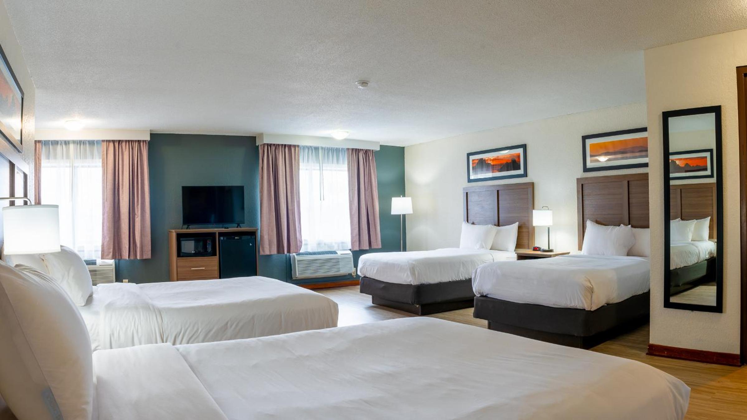 Double Room with Three Double Beds - Non-Smoking - Photo 1