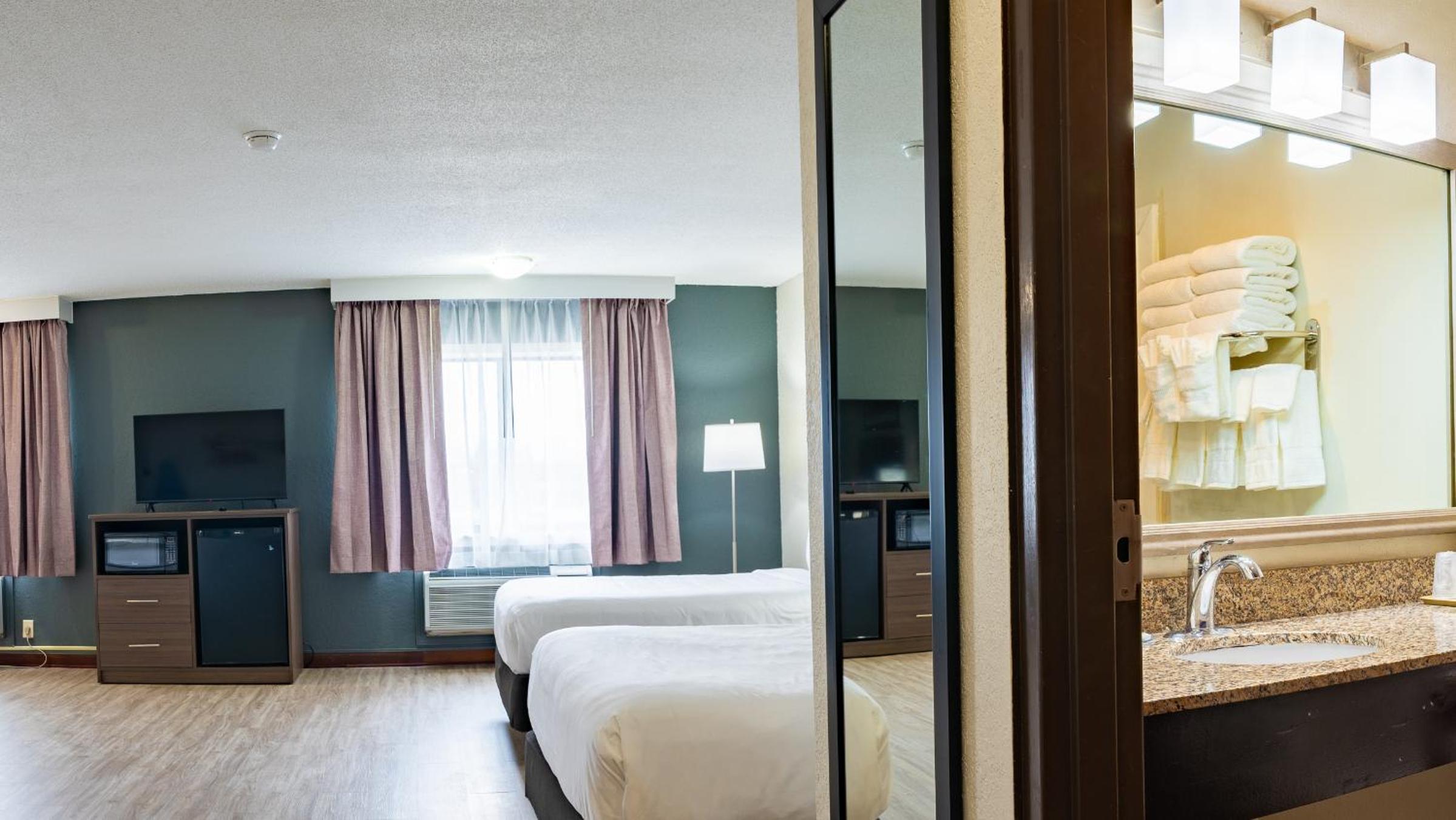 Double Room with Three Double Beds - Non-Smoking - Photo 7