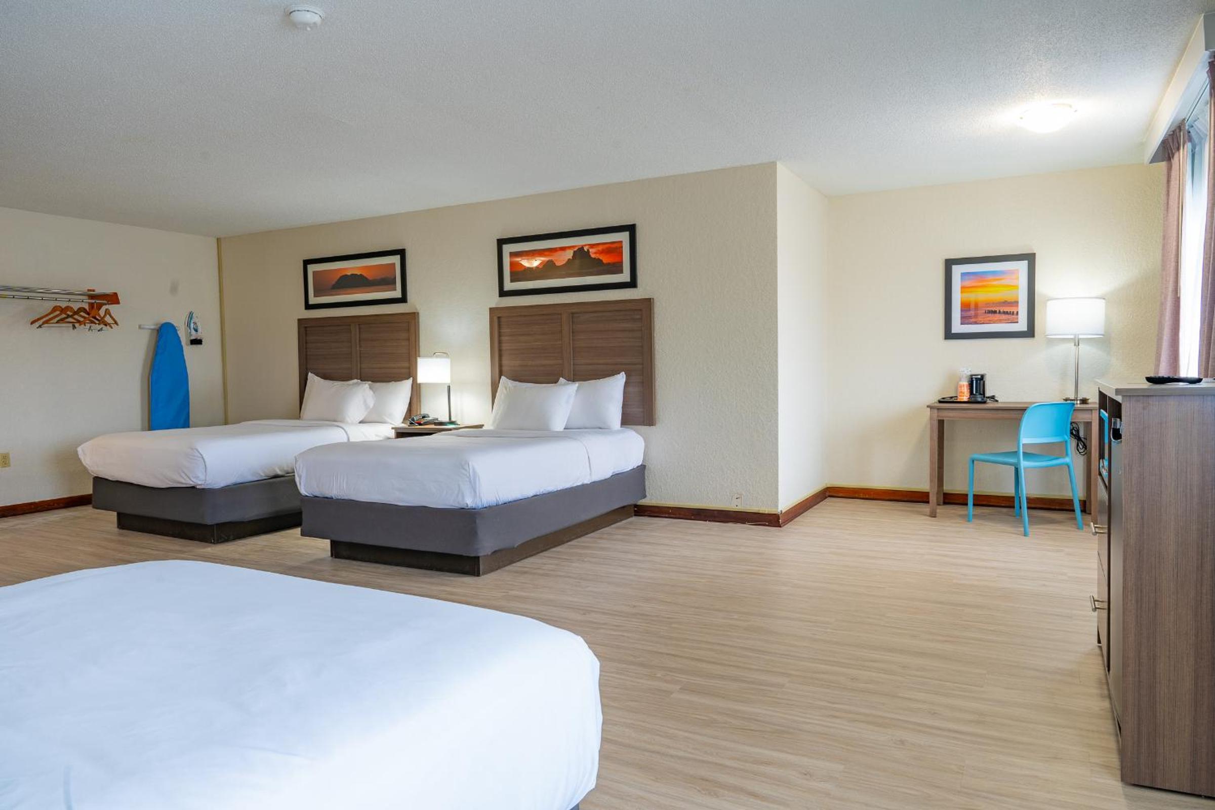 Double Room with Three Double Beds - Non-Smoking - Photo 2