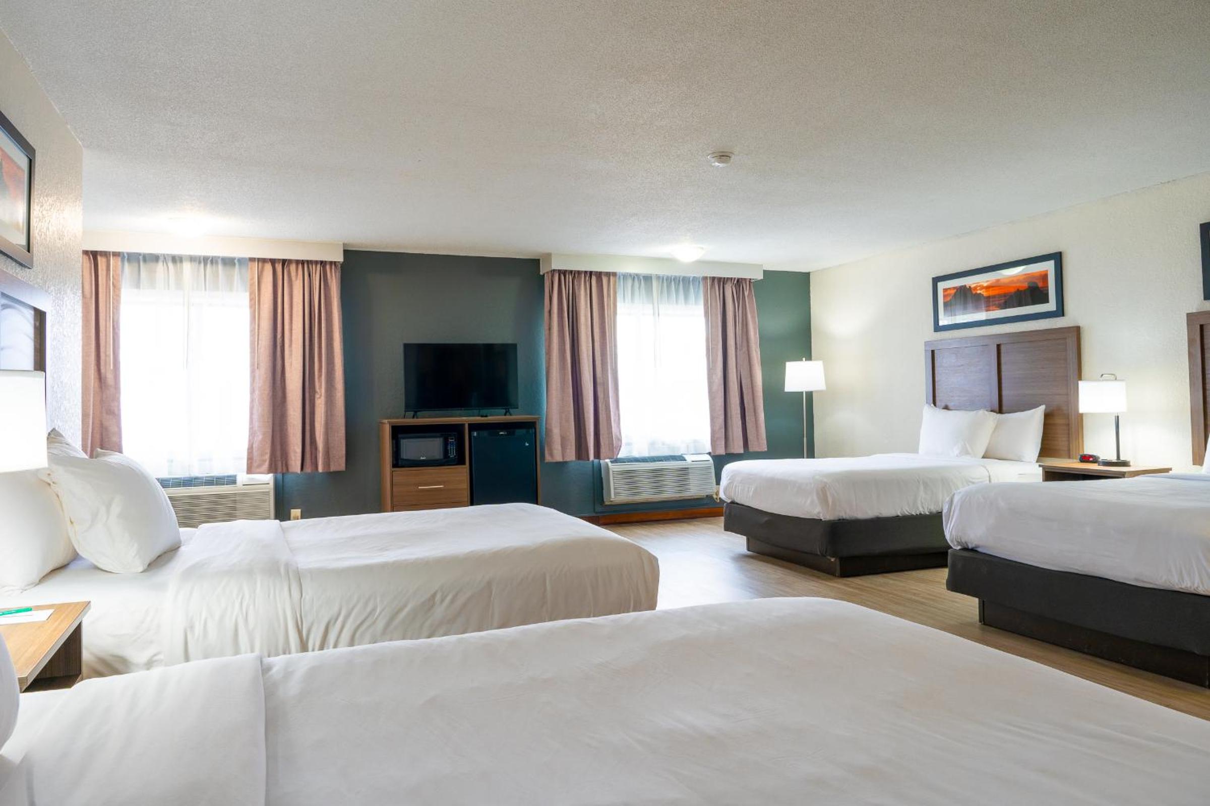 Double Room with Three Double Beds - Non-Smoking - Photo 3