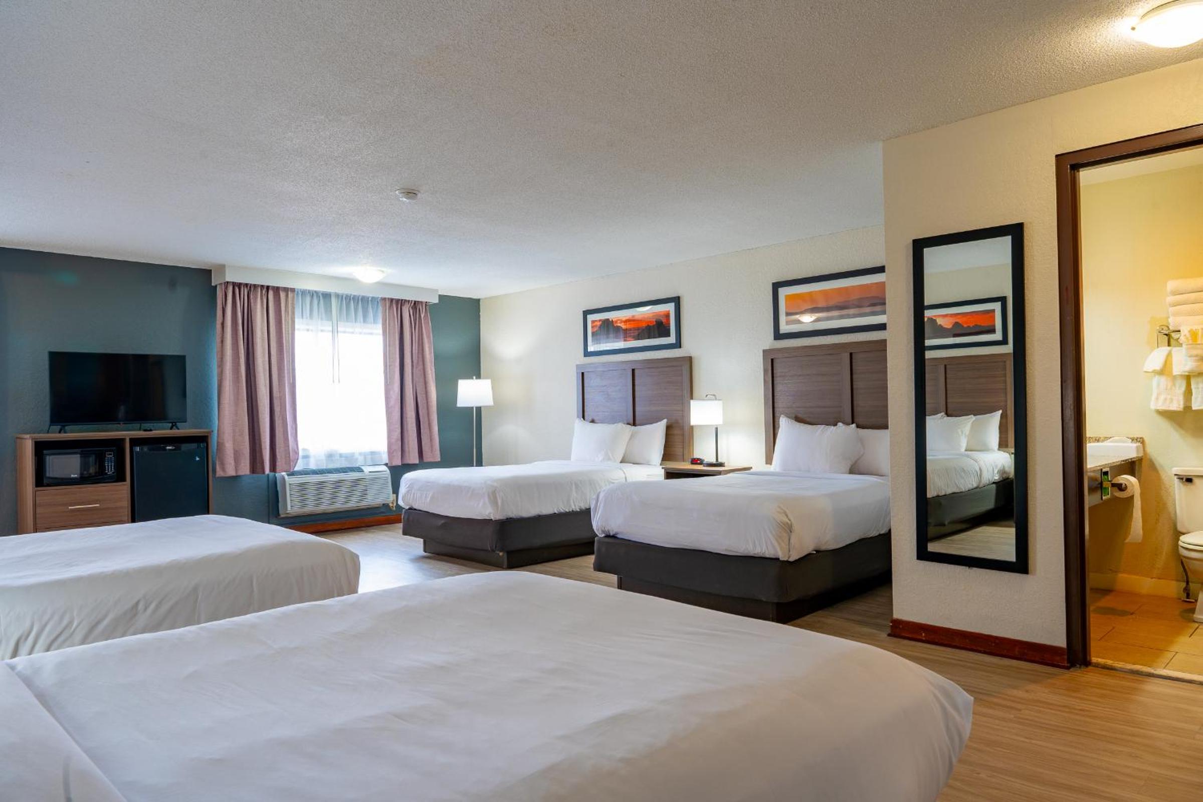 Double Room with Three Double Beds - Non-Smoking - Photo 4