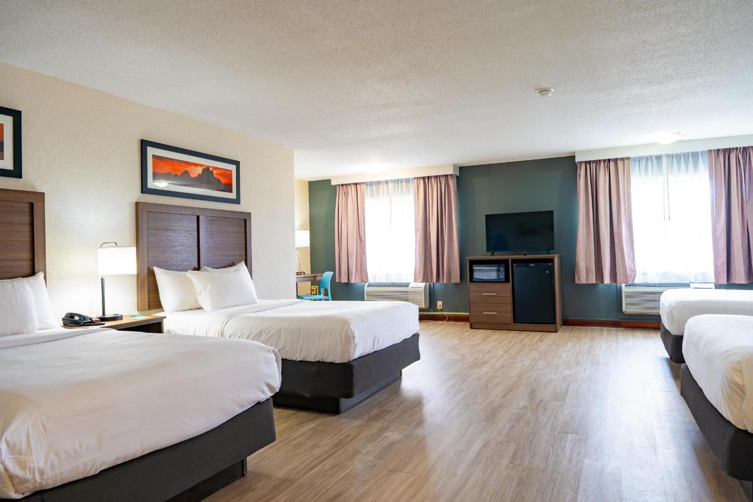 Double Room with Three Double Beds - Non-Smoking - Photo 6